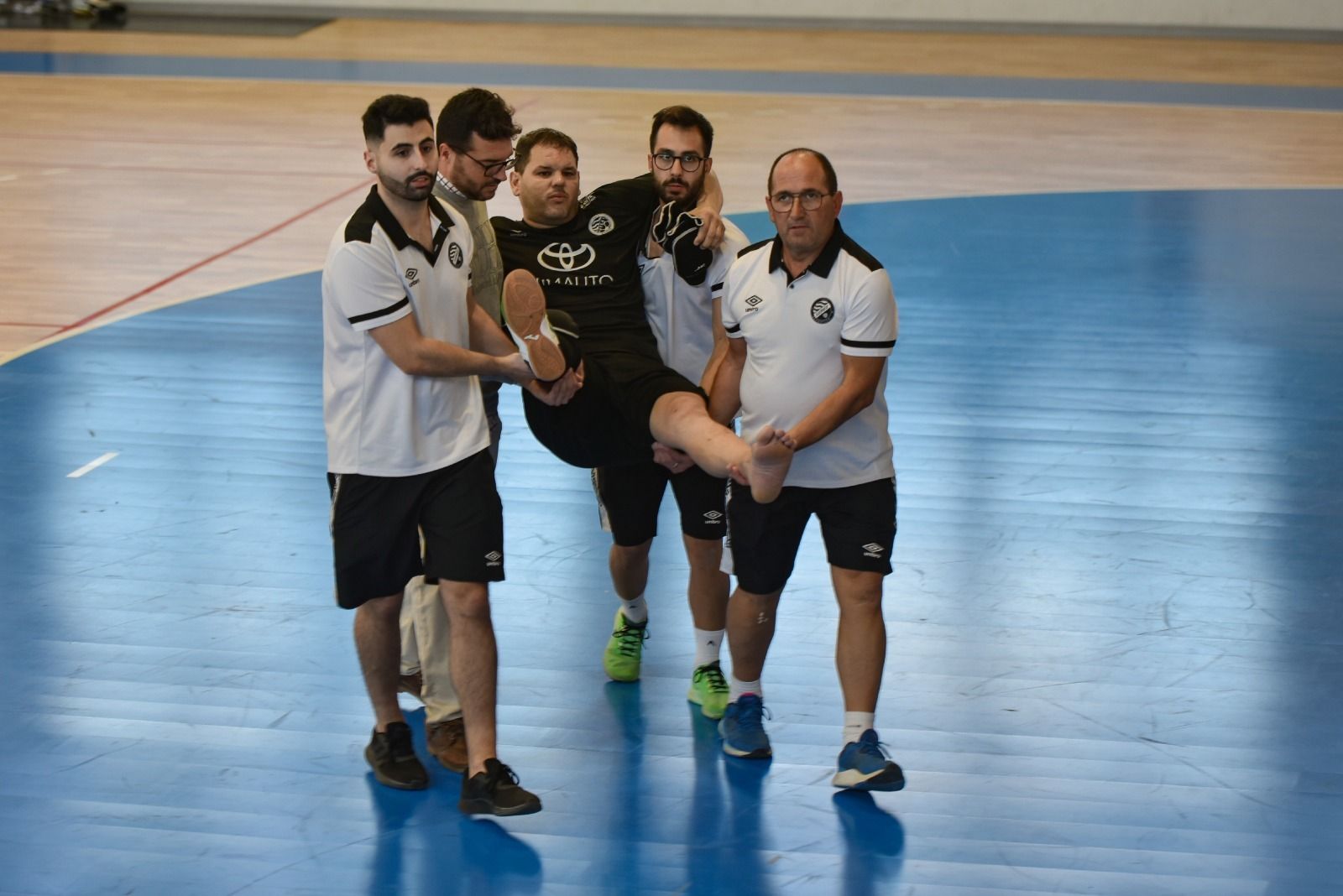 Juanlu sufrió una lesión de rodilla y tuvo que abandonar el partido.