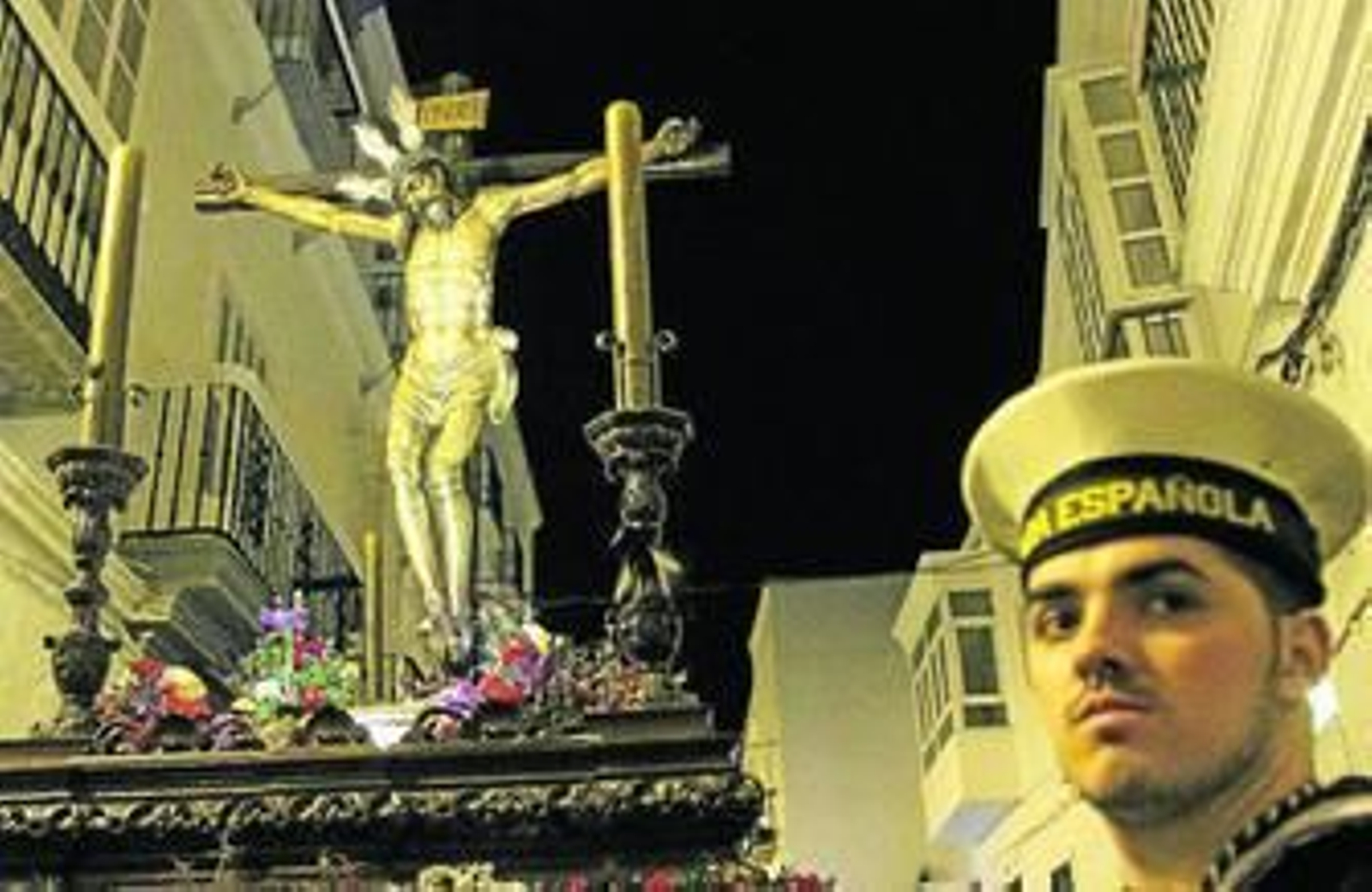 La impresionante talla del Cristo del Consuelo, anoche en las calles de Tarifa.