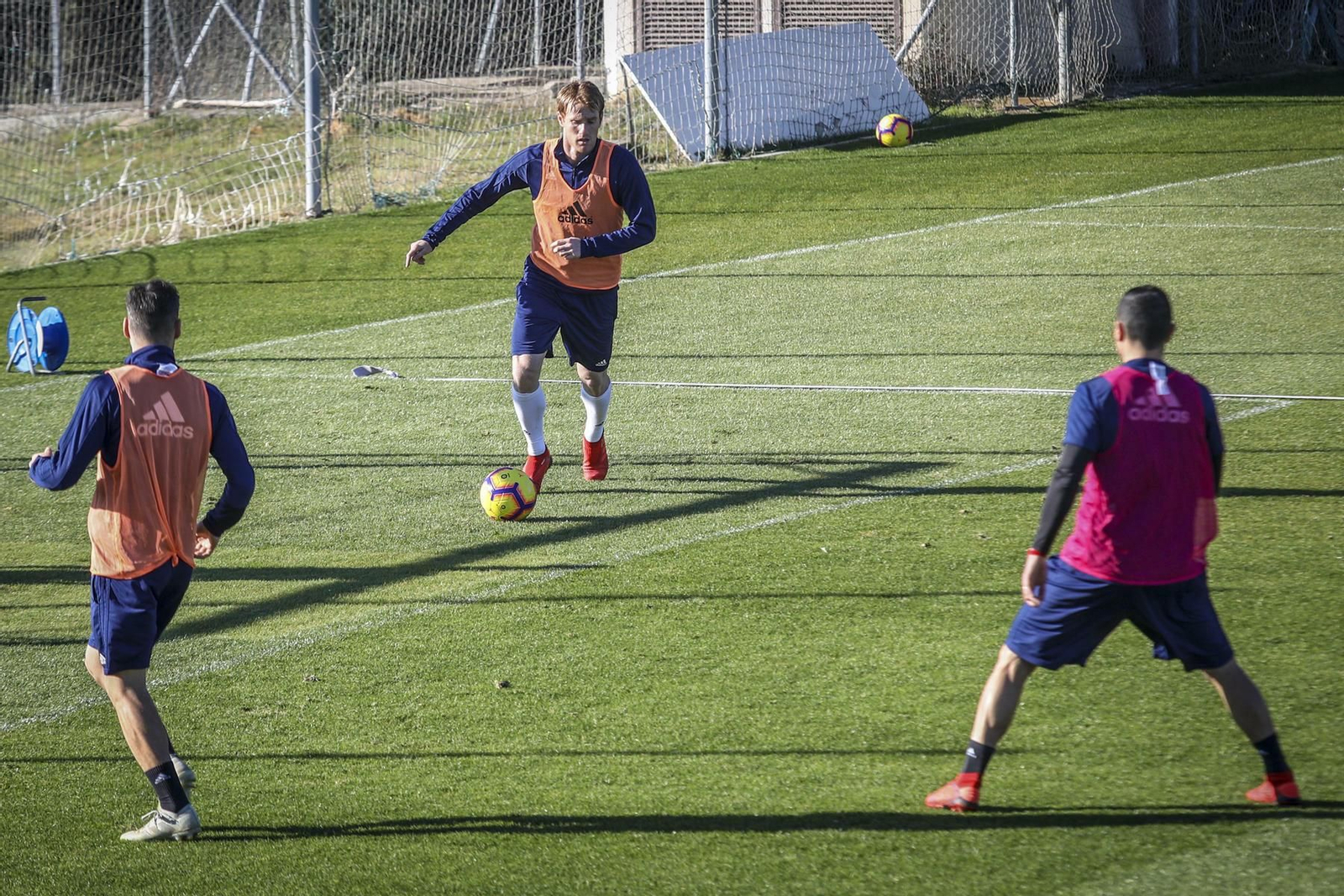 Álex Fernández conduce el balón durante una sesión en la Ciudad Deportiva.