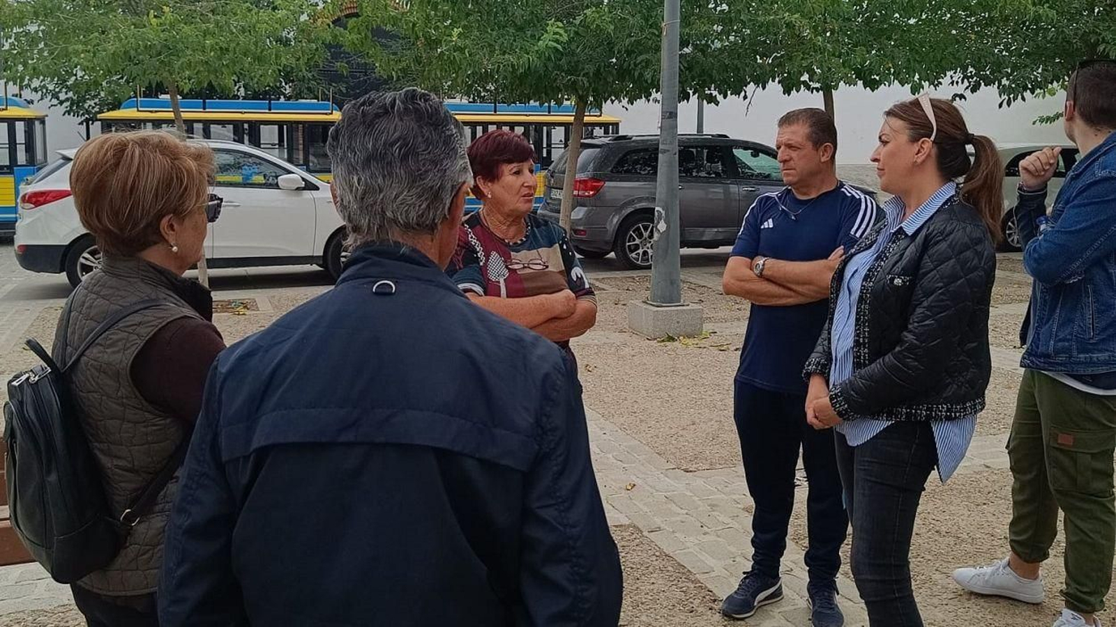 La portavoz municipal del PSOE, Belén Porcel (derecha), en la Barriada de la Ermita Nueva de Guadix