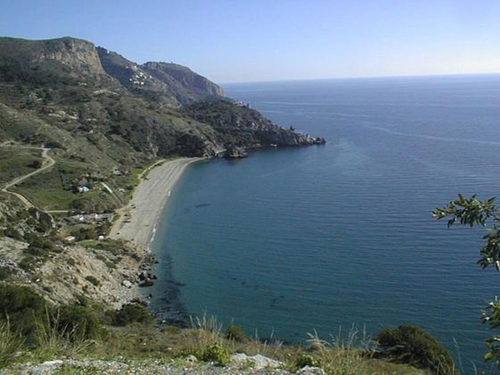 4. Maro (Nerja)

Esta cala en la costa de Nerja se encuentra entre escarpados acantilados y tiene tanto arena como piedras gruesas. El agua es clara, por lo que pueden verse peces y practicar submarinismo o snorkel. Varios ríos llegan hasta la playa, formando diferentes cascadas -entre las que destacan La Doncella y la Cascada Grande de Maro-. También puede practicarse kayak, y descubrir curiosas formaciones, como cuevas submarinas y afloramientos rocosos. El acceso en coche se hace bajando un camino que desciende hacia la playa, tras atravesar la localidad de Maro. En periodos de más afluencia de visitantes, es probable tener que aparcar más lejos y bajar caminando.

Foto: M. H.