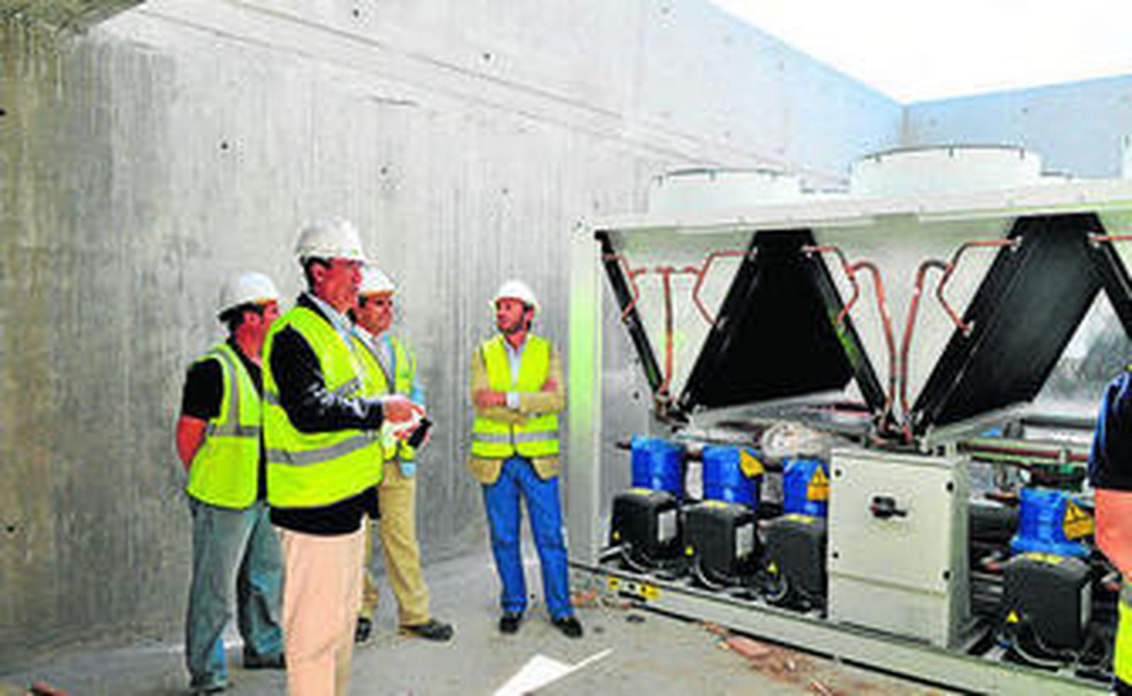 González de la Torre y Rodríguez Ros en una visita al polideportivo.