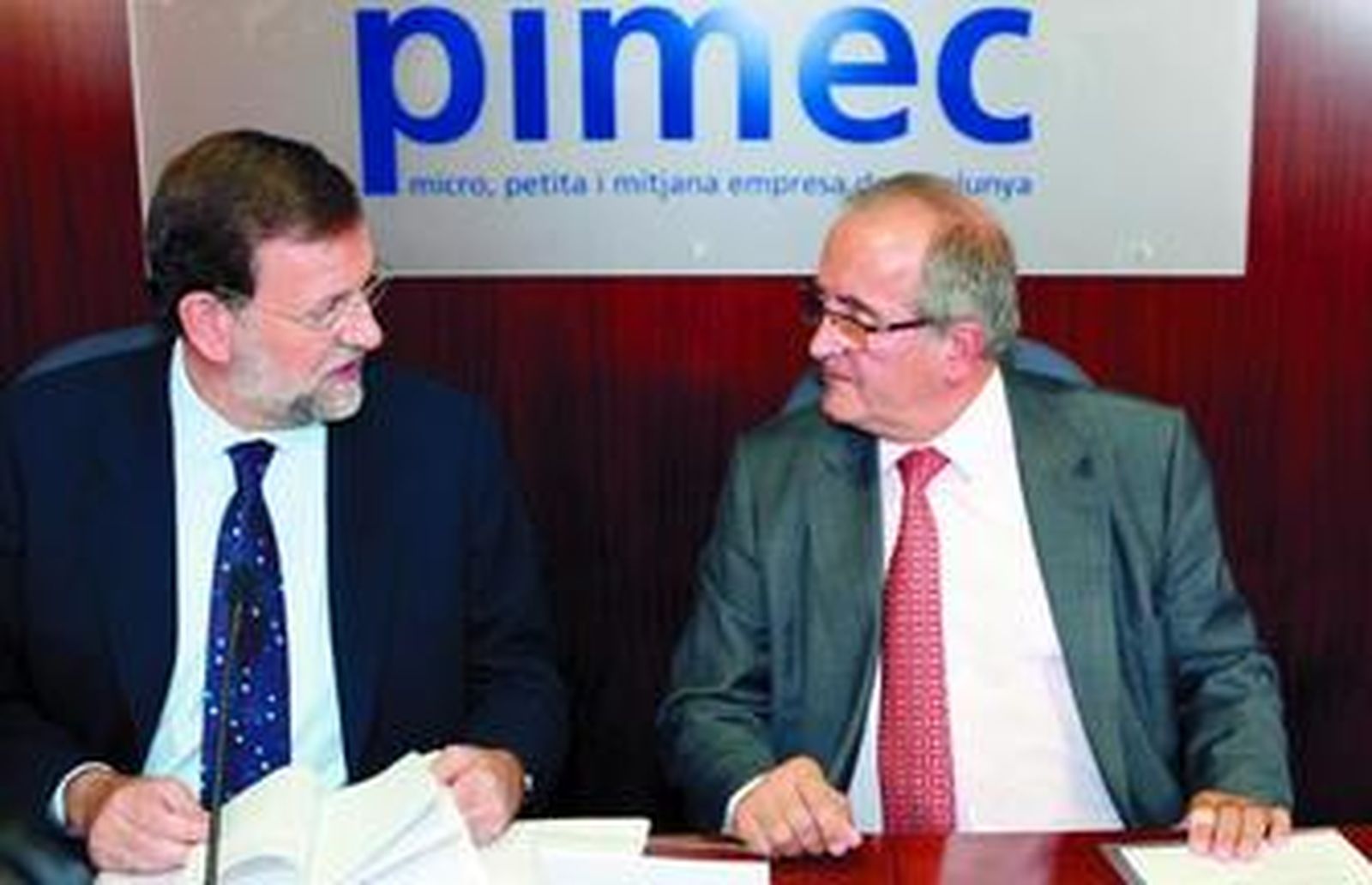 Rajoy charla con el presidente de la patronal de las PYMES catalanas, Josep González, ayer en Barcelona.