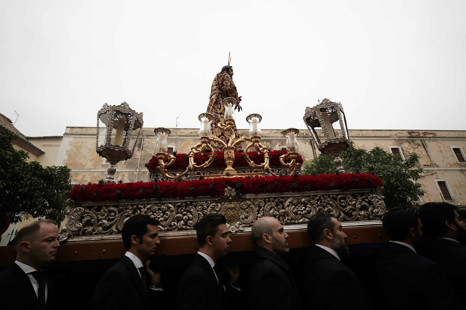 El Vía Crucis de las Cofradías 2020, en fotos