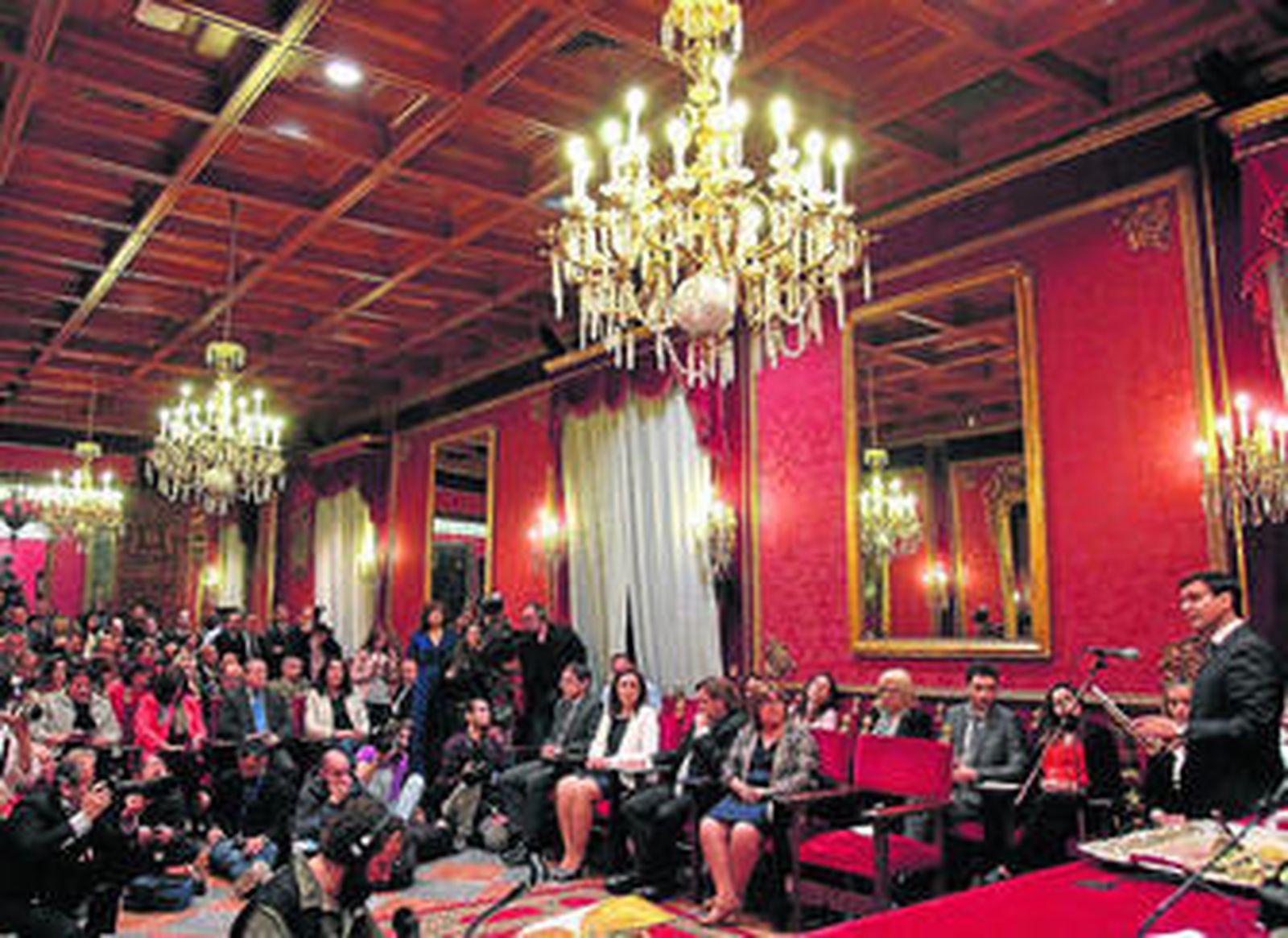 El juego de los sillones y los abrazos