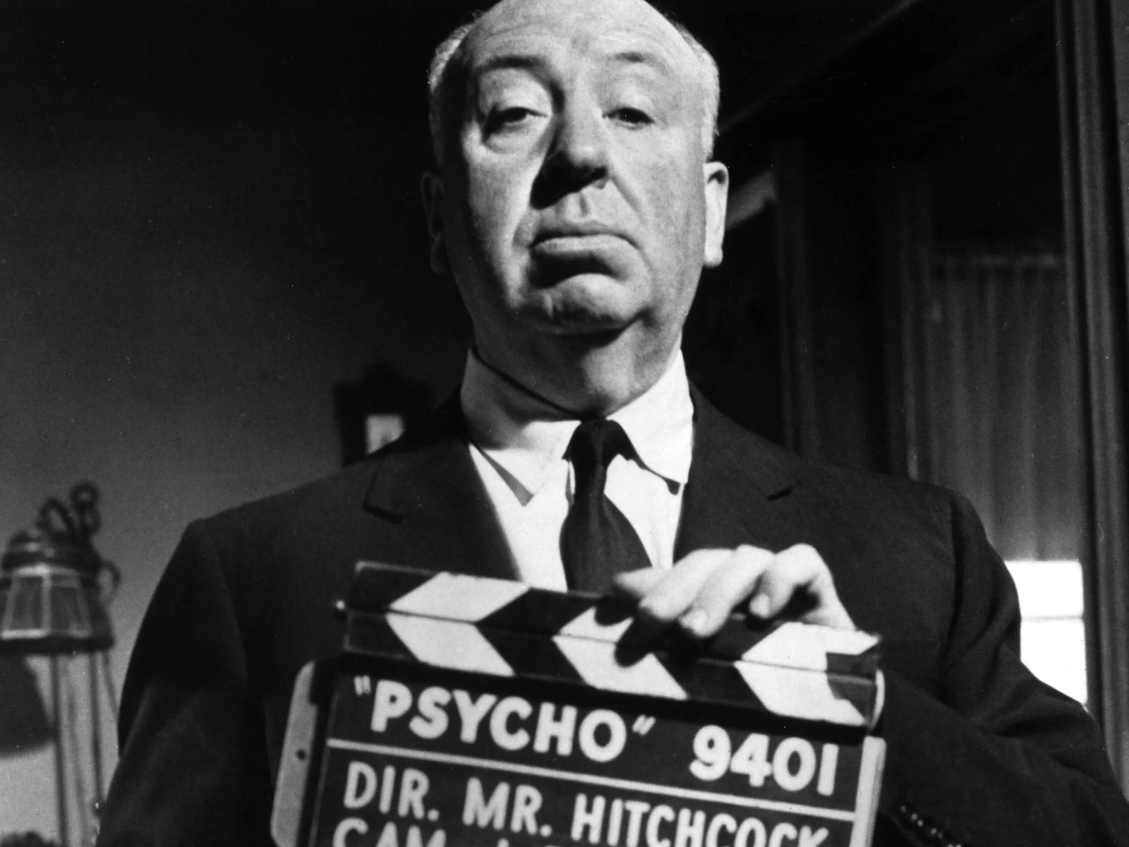 Hitchcock posando con una claqueta del rodaje de "Psicosis"