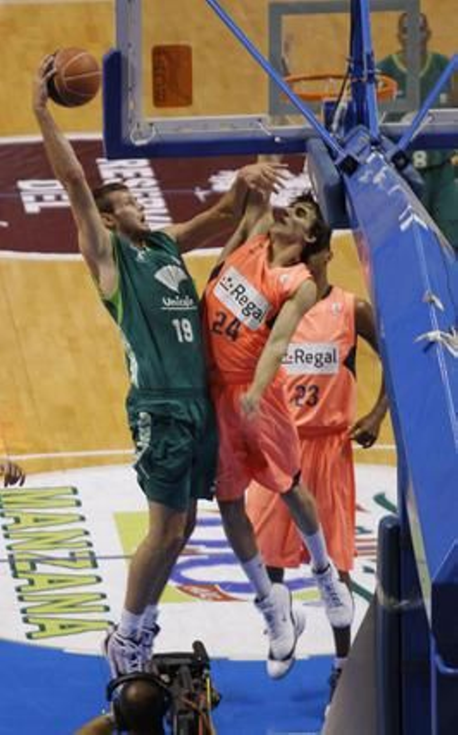 Unicaja cae eliminado de los play-off de la ACB en semifinales ante el Barcelona. / Sergio Camacho