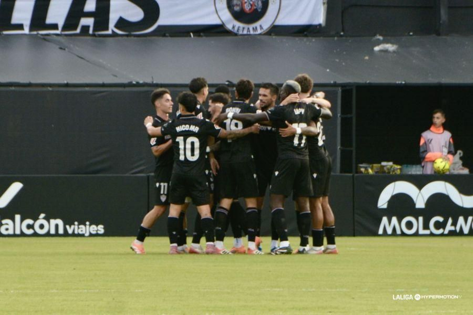 Celebración del conjunto rojiblanco tras el tanto de Adrián Embarba.