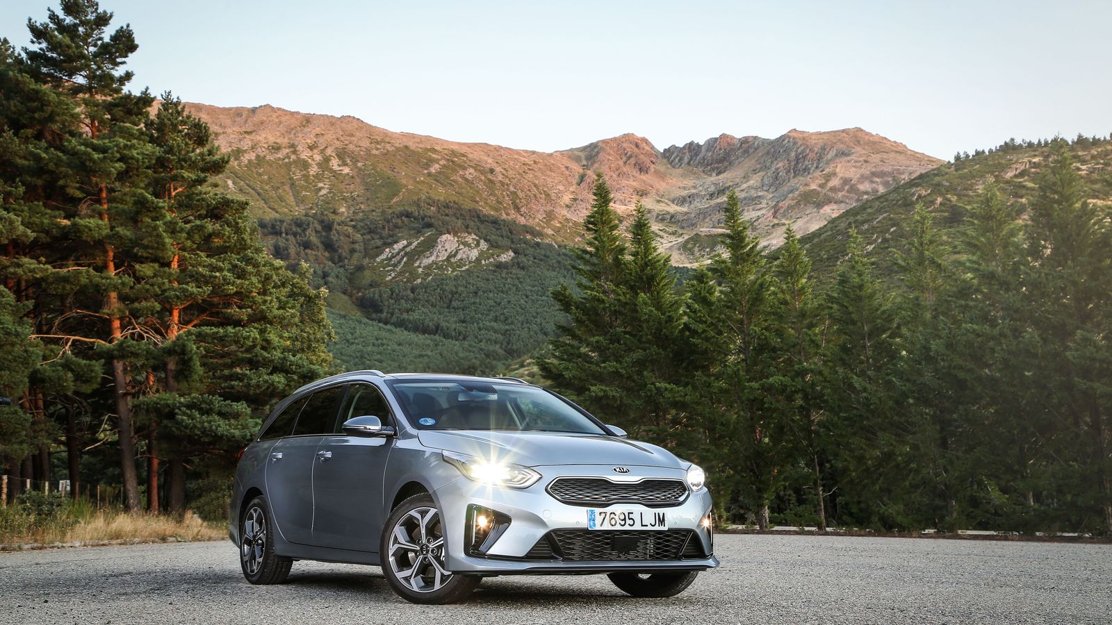 Tres niveles de equipamiento, con el eDrive marcando el precio más asequible para un híbrido enchufable hoy.