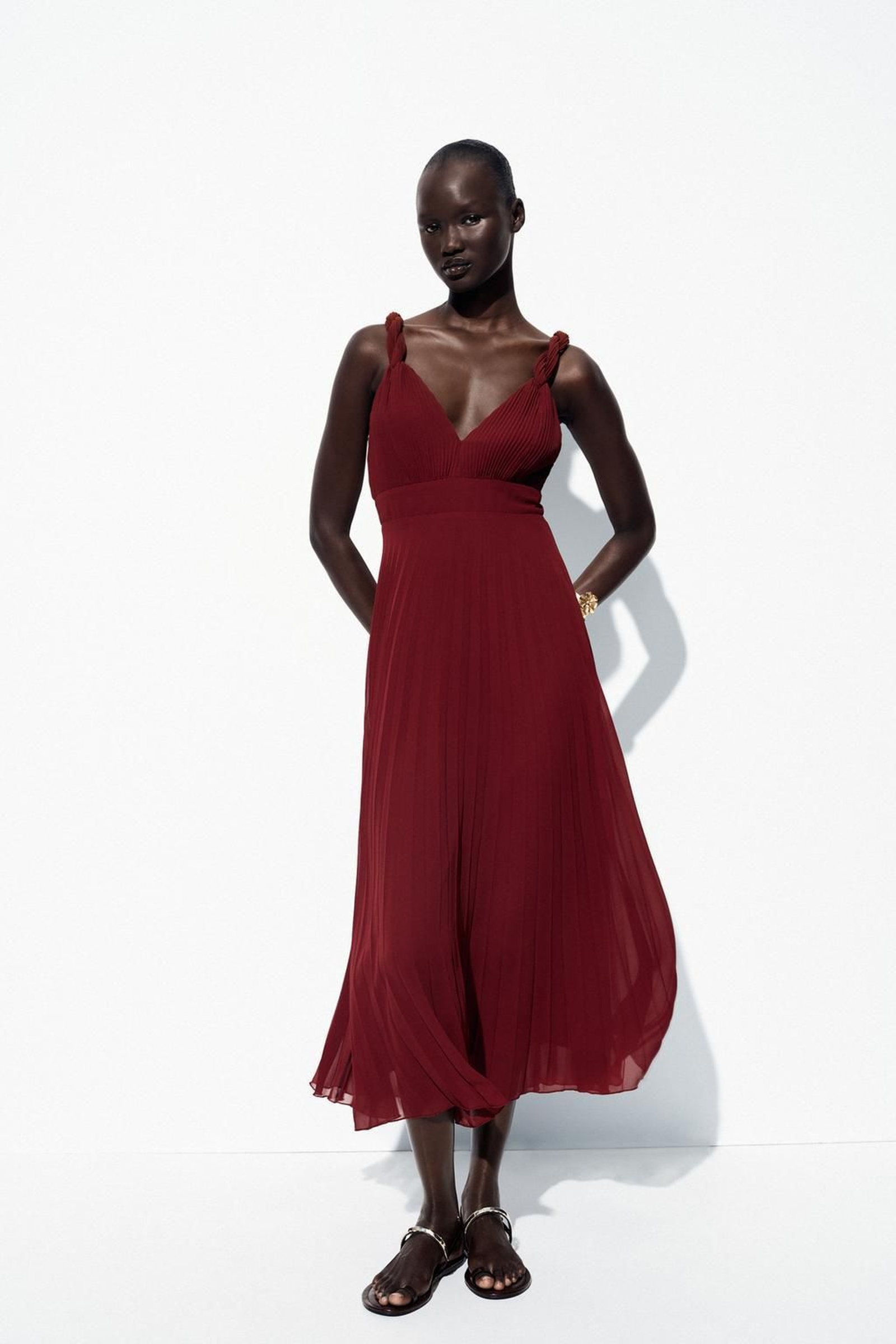 Vestido vaporoso y plisado de Zara. Vestido vaporoso y plisado de Zara.