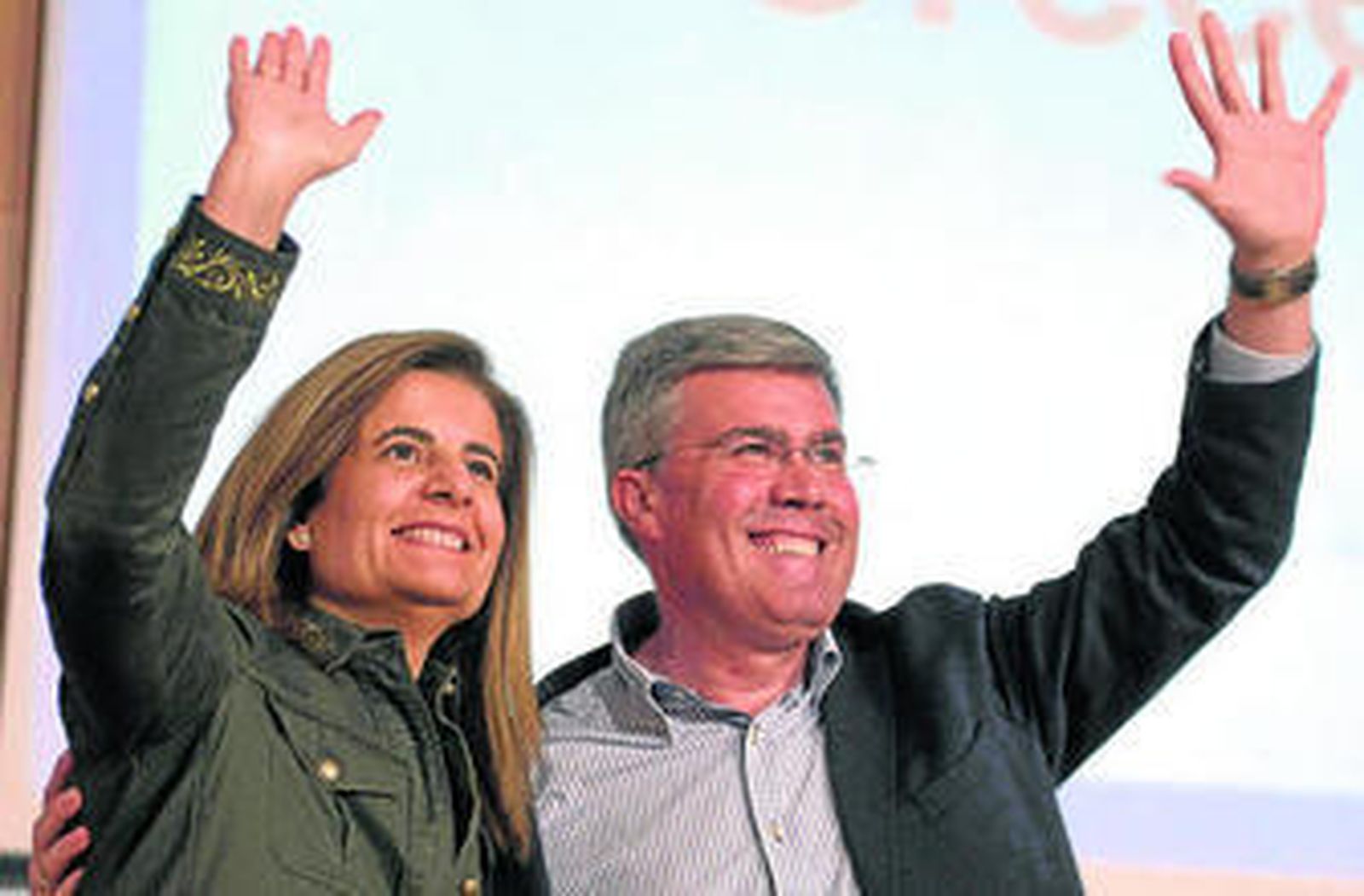 Enrique Fernández de Moya con la ministra Fátima Báñez en un acto electoral del PP.