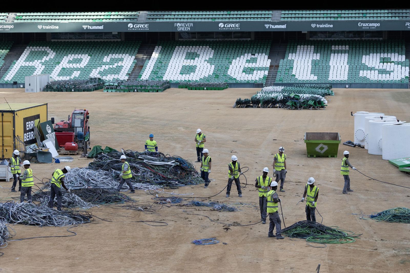 Las fotos de la demolición de la grada de Preferencia del estadio del Betis