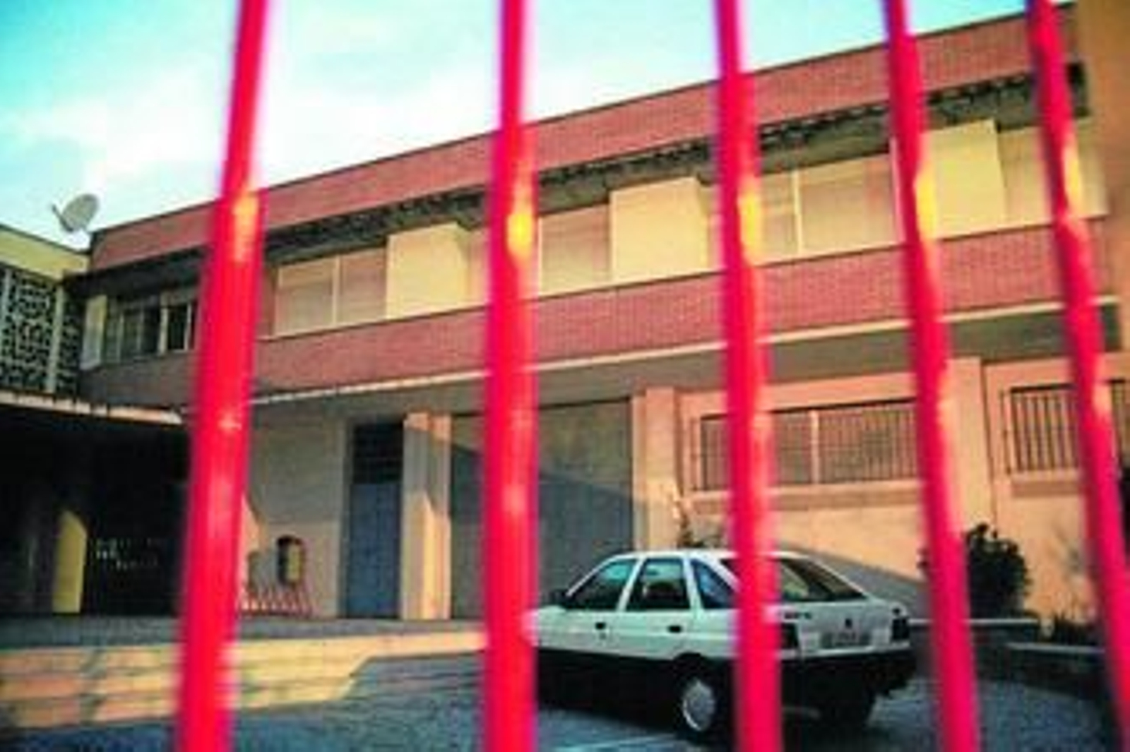 Fachada del IES Salvador Távora, en la barriada de Rochelambert.