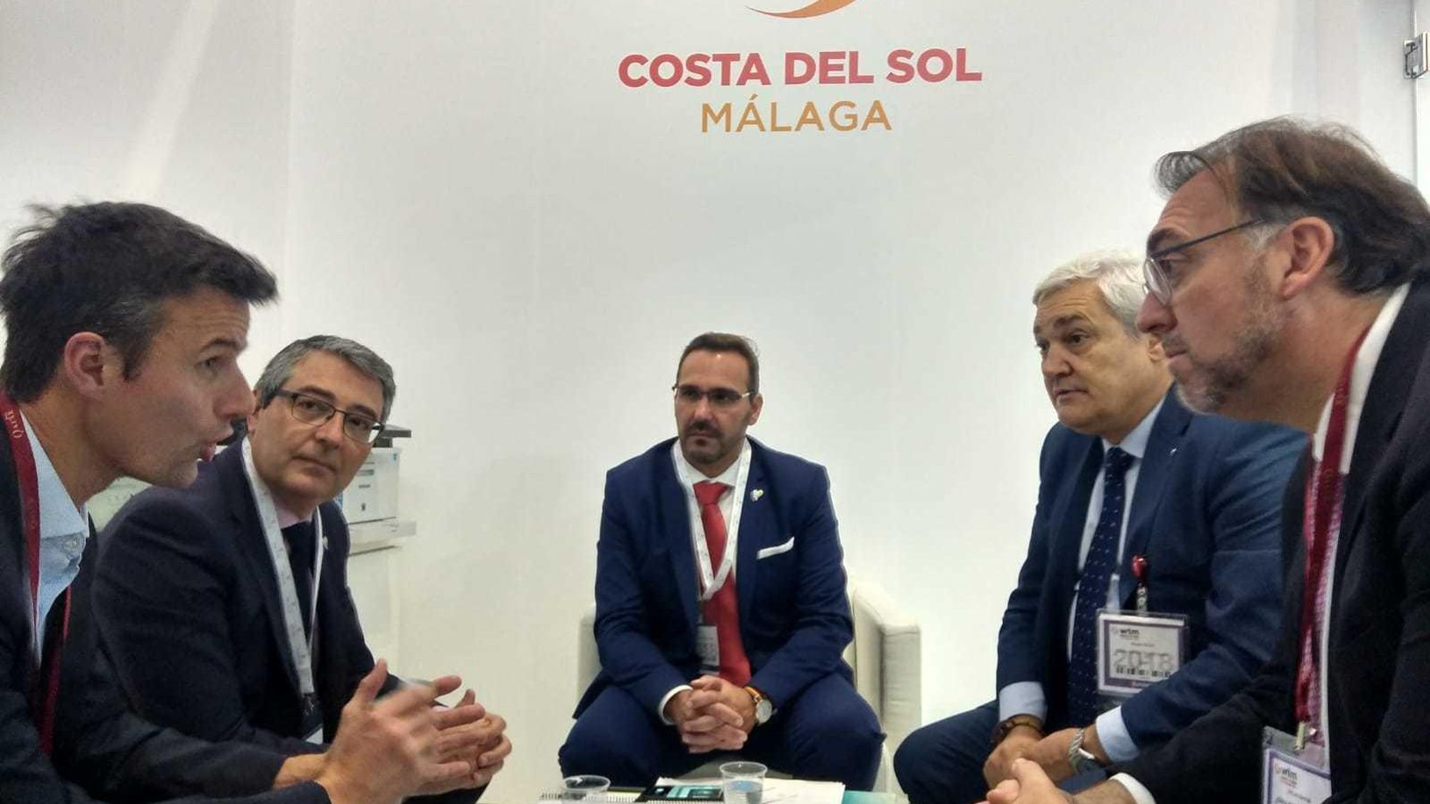 Salado junto a representantes de Turismo Costa del Sol, ayer, reunidos con touroperadores de rugby y golf.