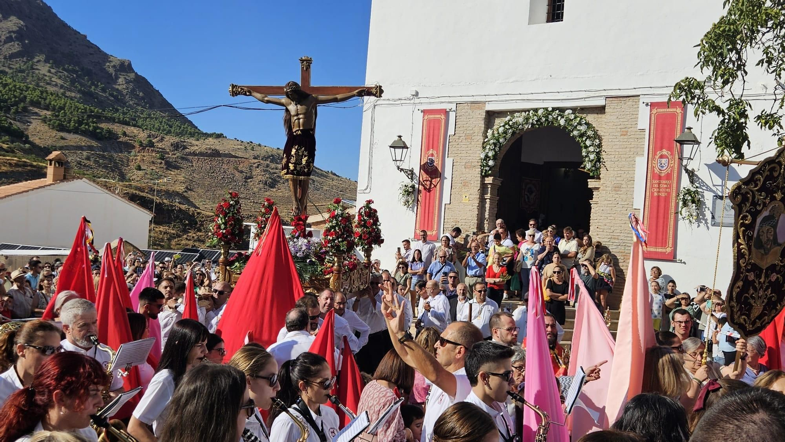Así ha sido la salida procesional del Santo Cristo del Bosque en Bacares