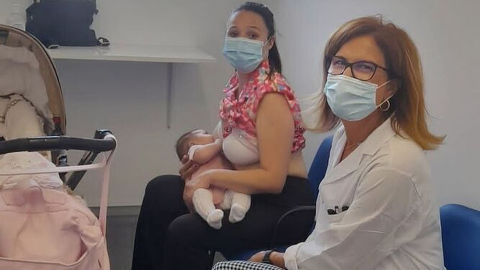 La sala de lactancia utilizada por una madre lactando acompañada de la coordinadora del centro.