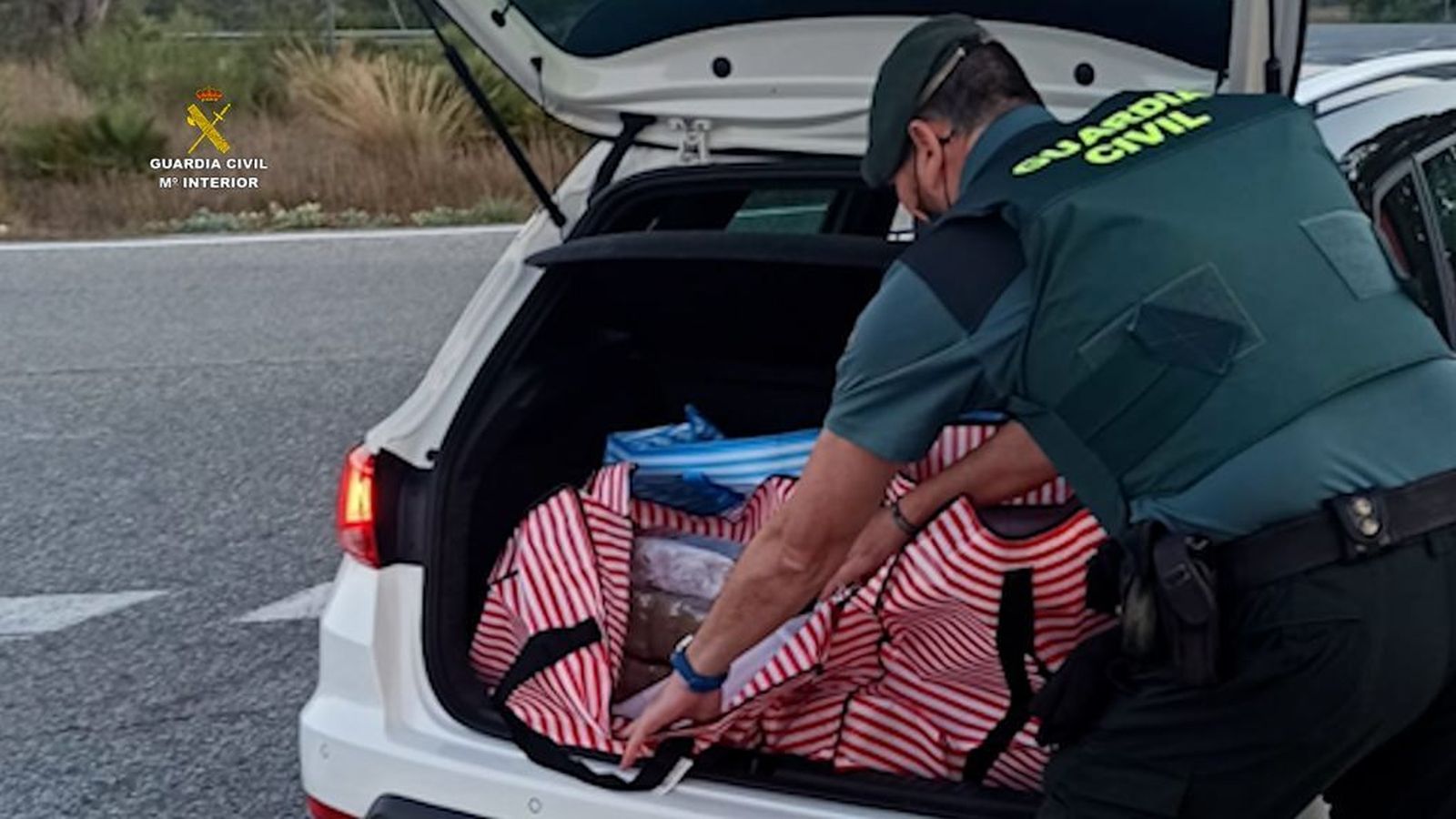 La Guardia Civil incauta casi 80 kilos de hachís en dos coches.