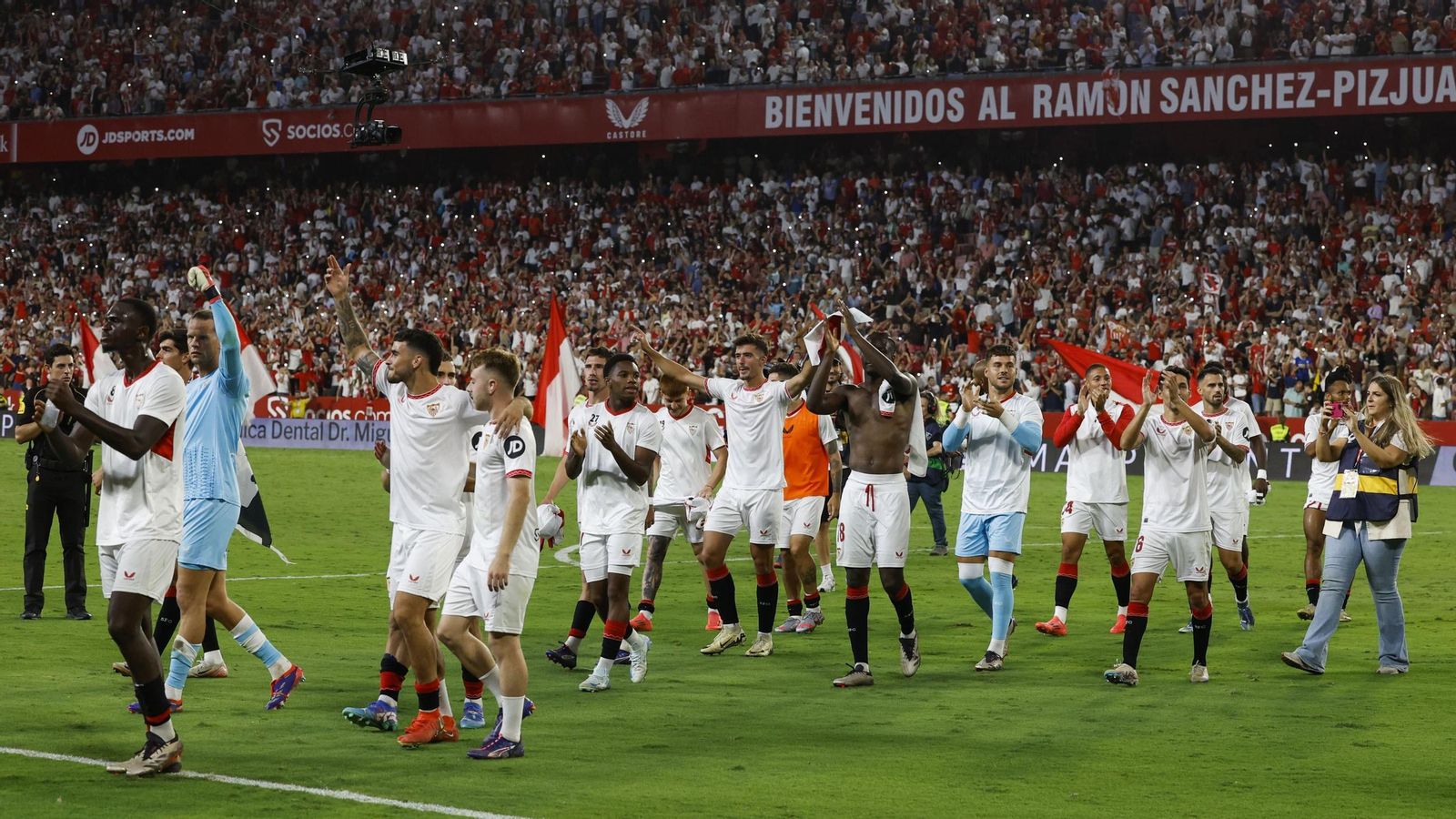Los futbolistas del Sevilla son grabados durante la celebración de un triunfo. Los futbolistas del Sevilla son grabados durante la celebración de un triunfo.