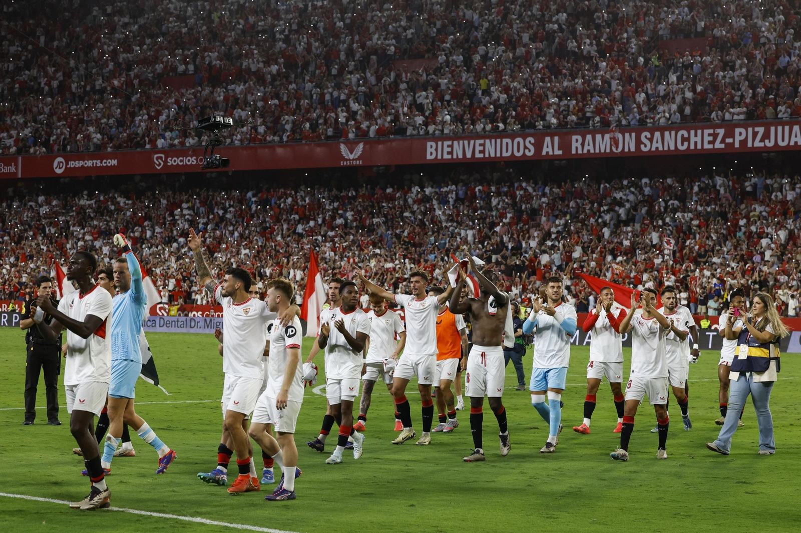 Los futbolistas del Sevilla son grabados durante la celebración de un triunfo.