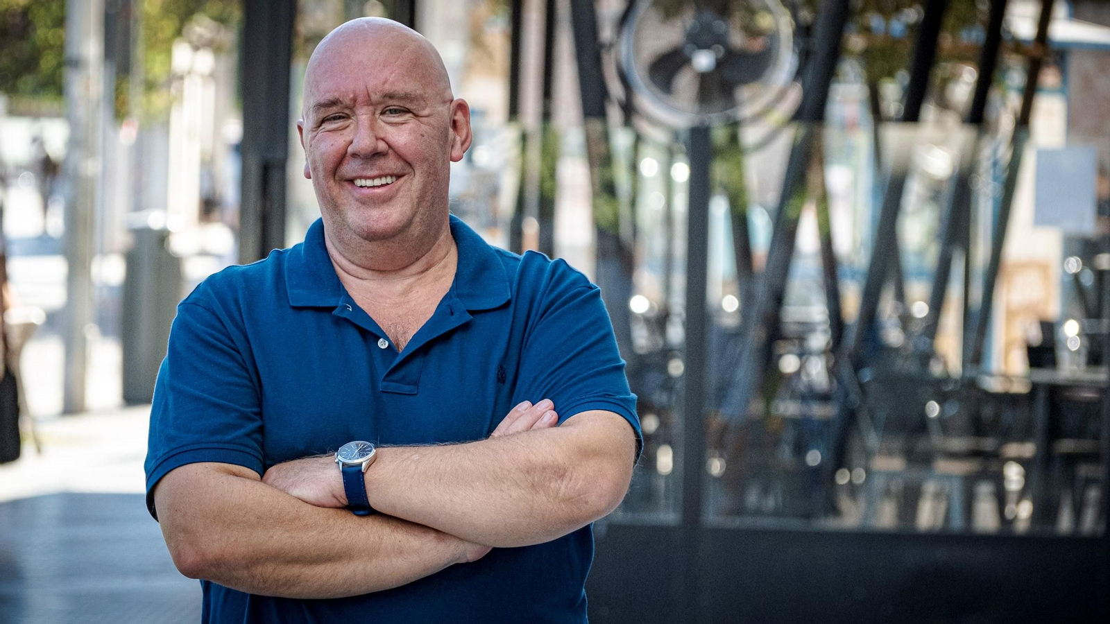 Chico Cornejo posando en la avenida del Puerto.