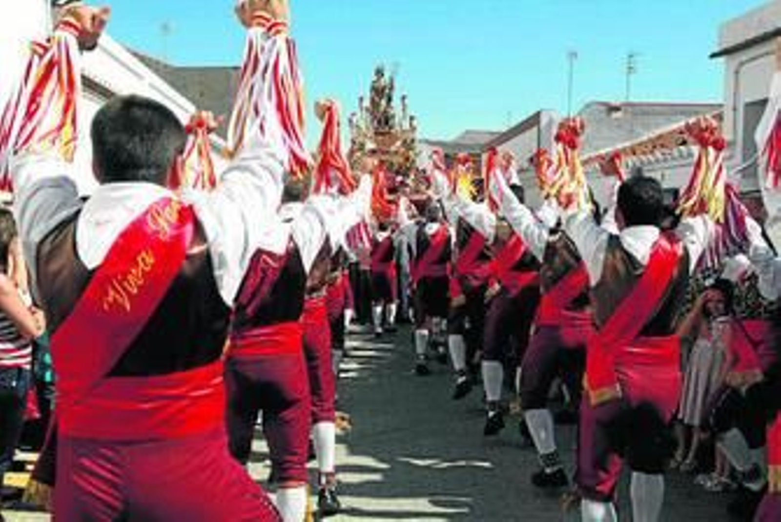 Danzantes cascabeleros, durante la procesión del año pasado en las calles de Alosno.