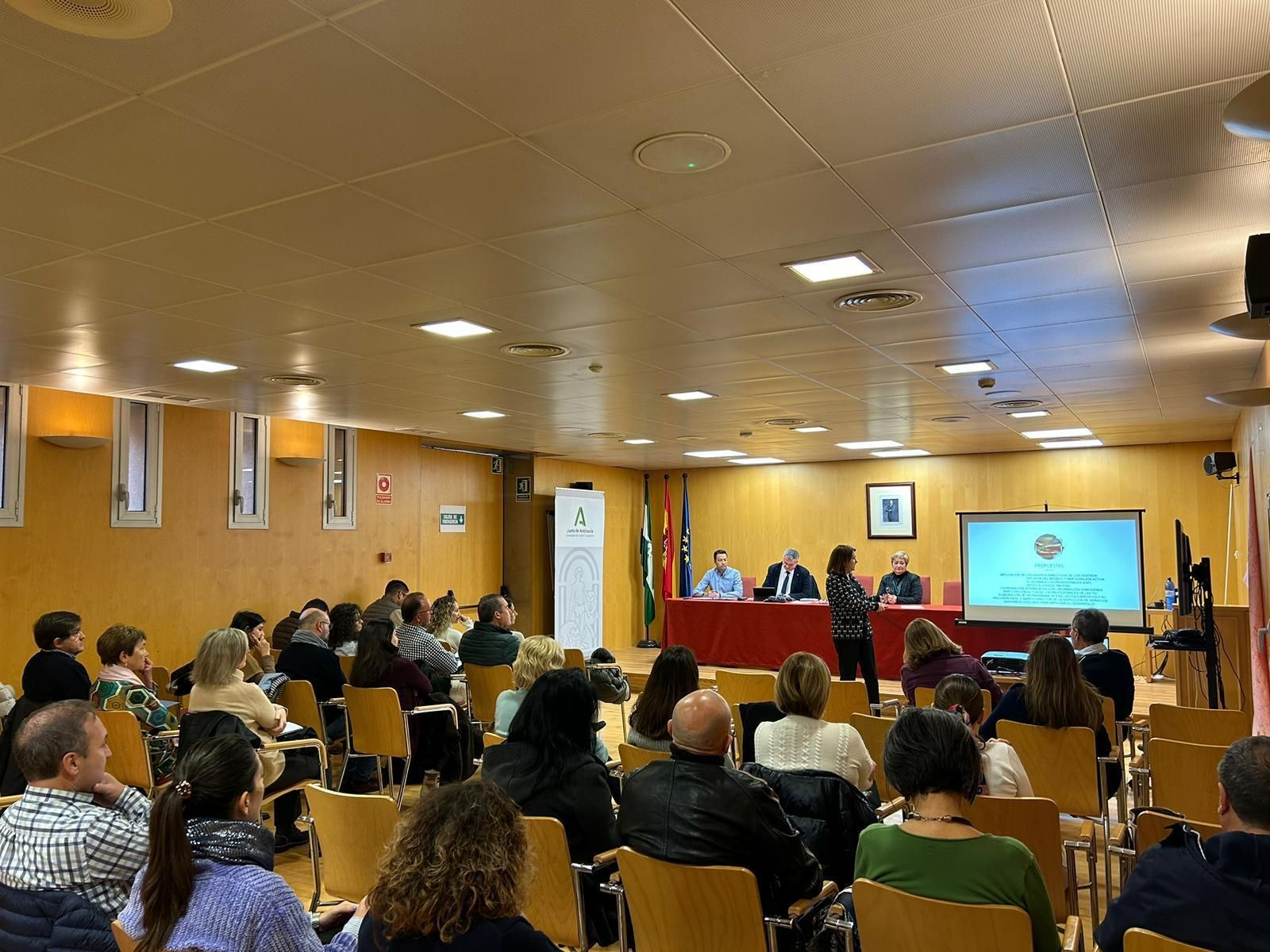 Reunión del delegado territorial de Salud con los directores y coordinadores de las Unidades de Gestión Clínica  que tienen a su cargo residencias y profesionales médicos y de enfermería del Distrito que atienden a usuarios de residencias