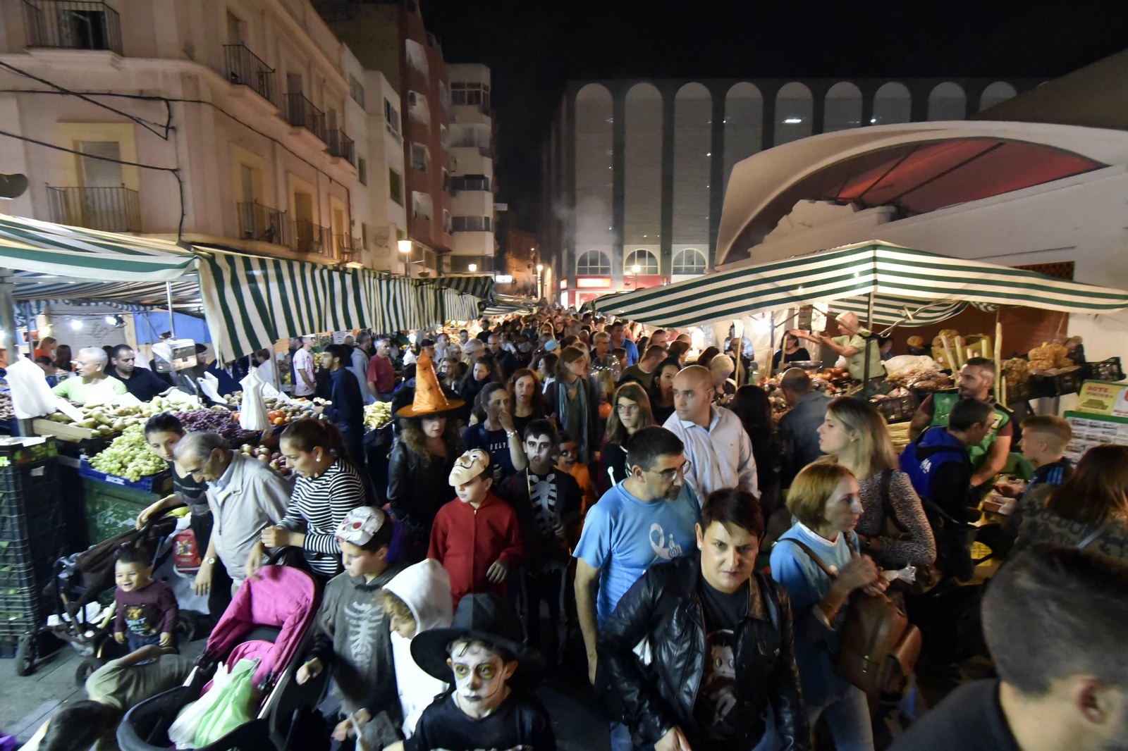 La plaza de abastos de Algeciras, llena de público en este Tosantos.