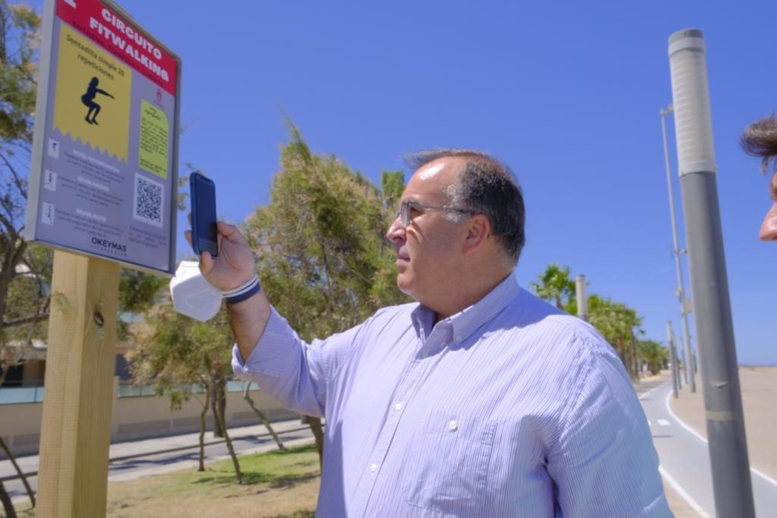 El concejal de Deportes, David Salazar, en el inicio del novedoso circuito de fitwalking del Paseo Marítimo de Sanlúcar.