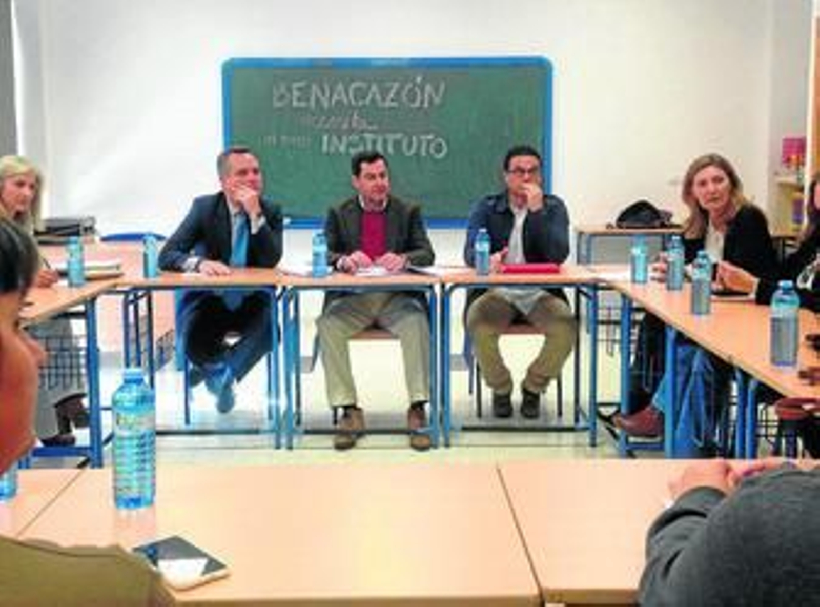 El presidente del PP, Juanma Moreno, se reunió ayer con padres y madres de alumnos en Benacazón.