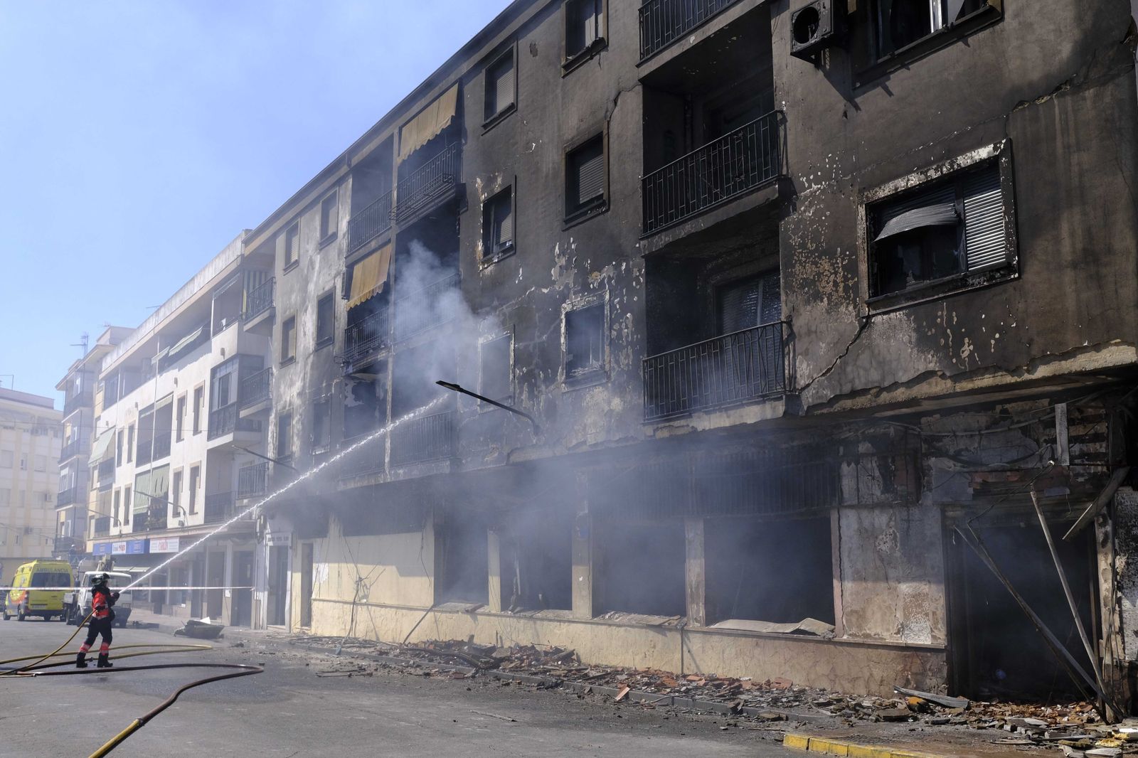 Incendio de un edificio de 18 viviendas en Ronda, en fotos