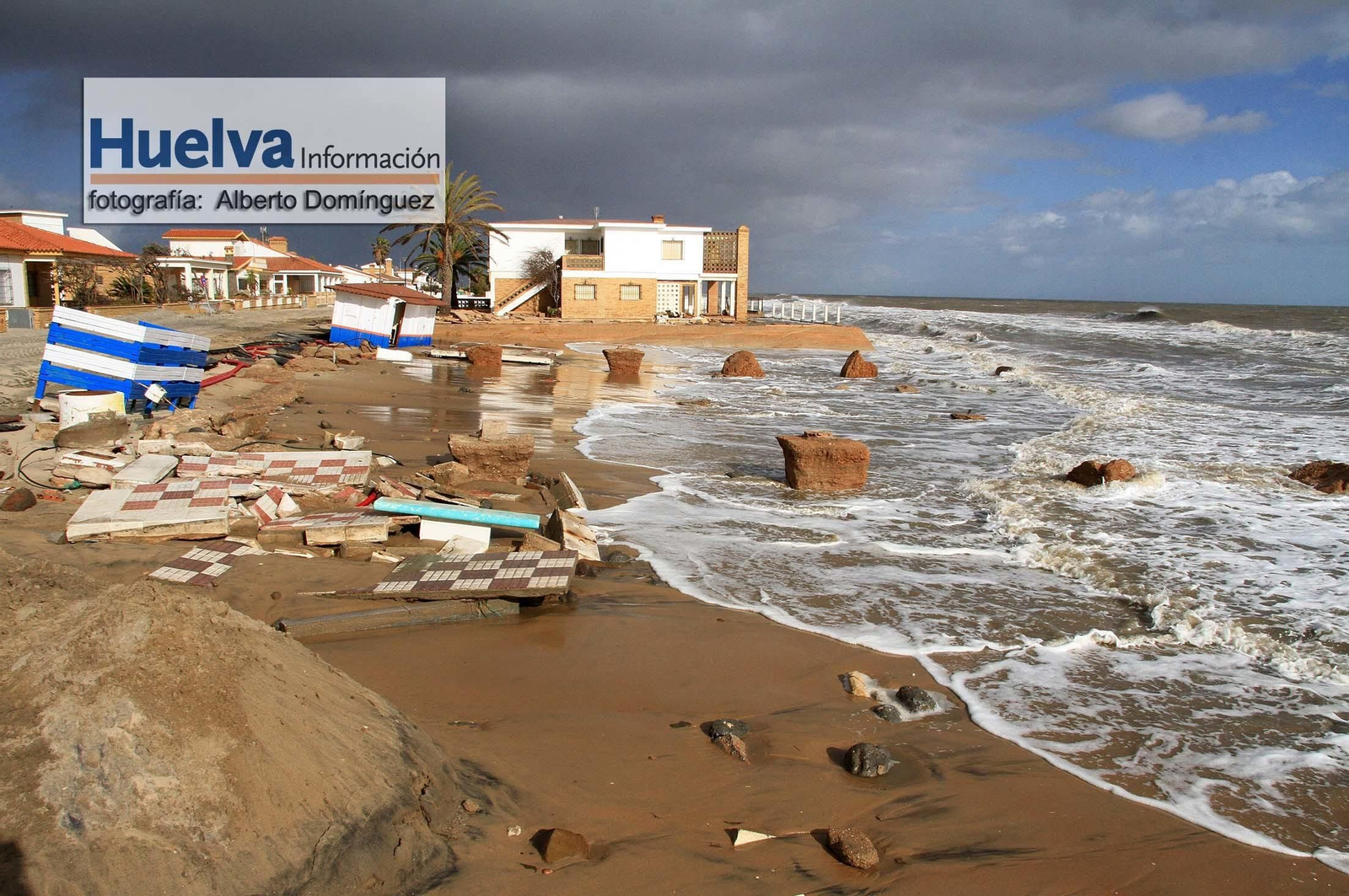 Imágenes de la visita de Rajoy y Susana Díaz a la playa de La Antilla