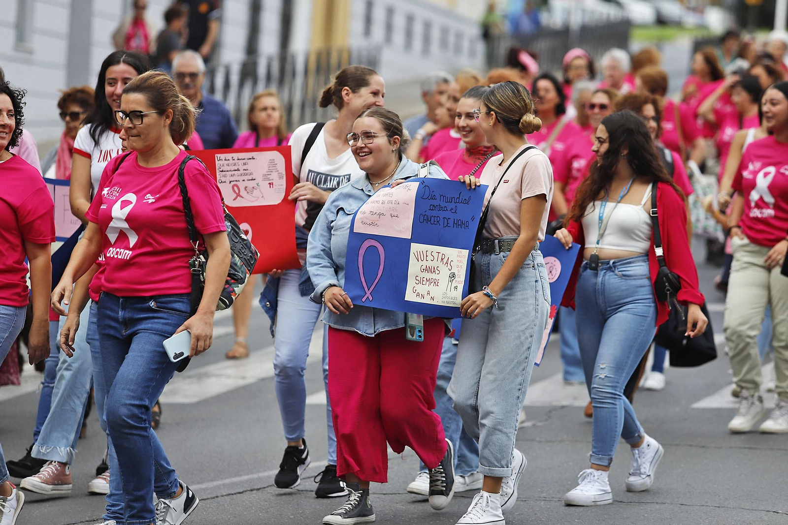 Imágenes de la cadena humana con motivo del Día Internacional del Cáncer de Mama.
