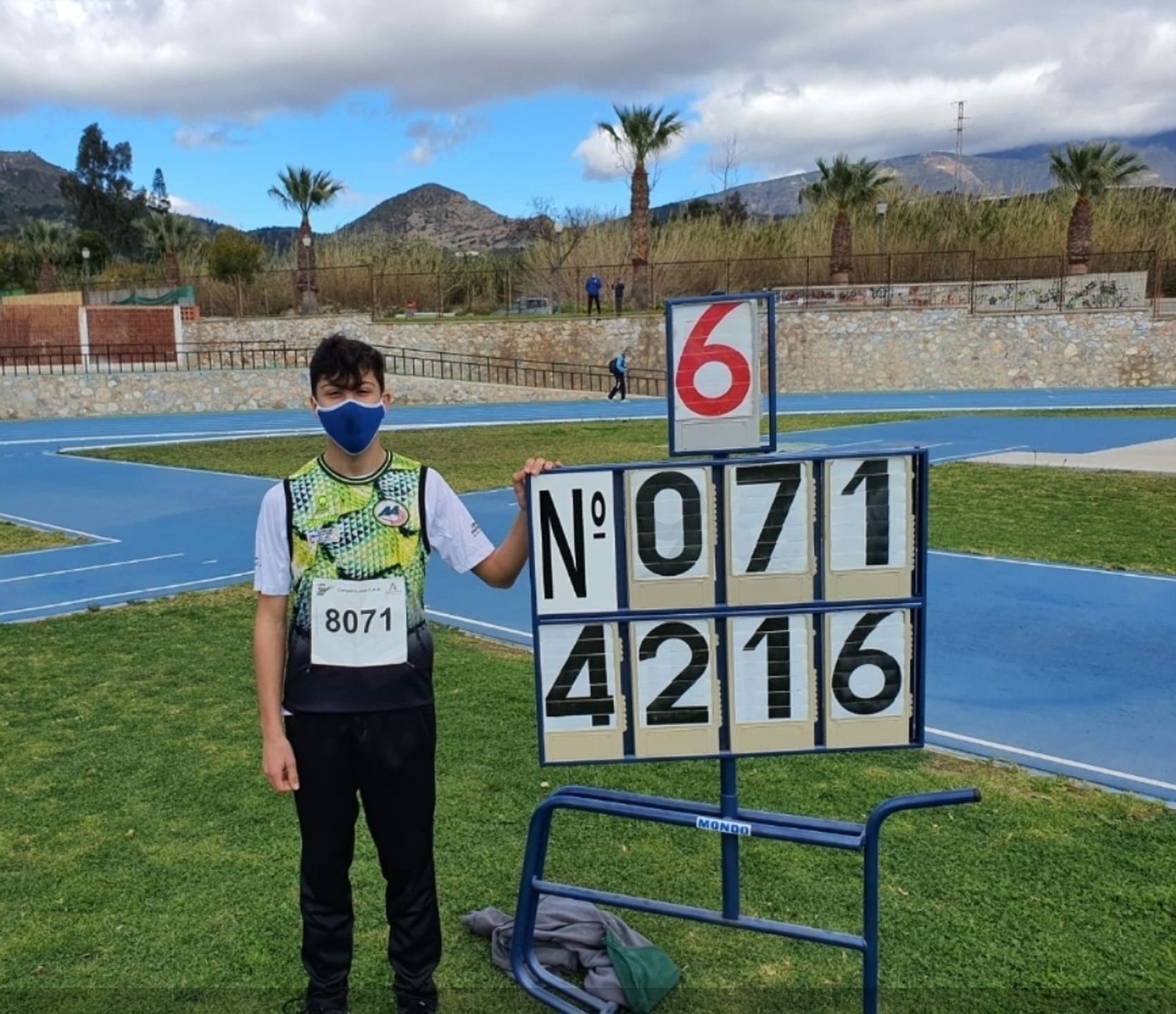 Andrés Pérez, posa con el registro de su marca personal.
