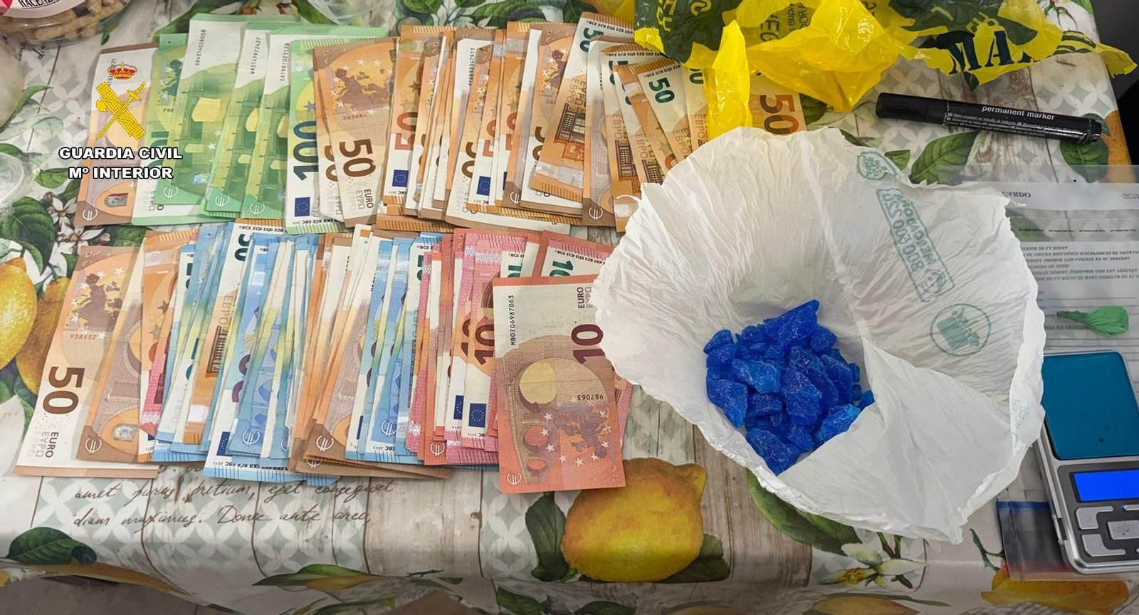 La droga y el dinero aprehendidos por la Guardia Civil.