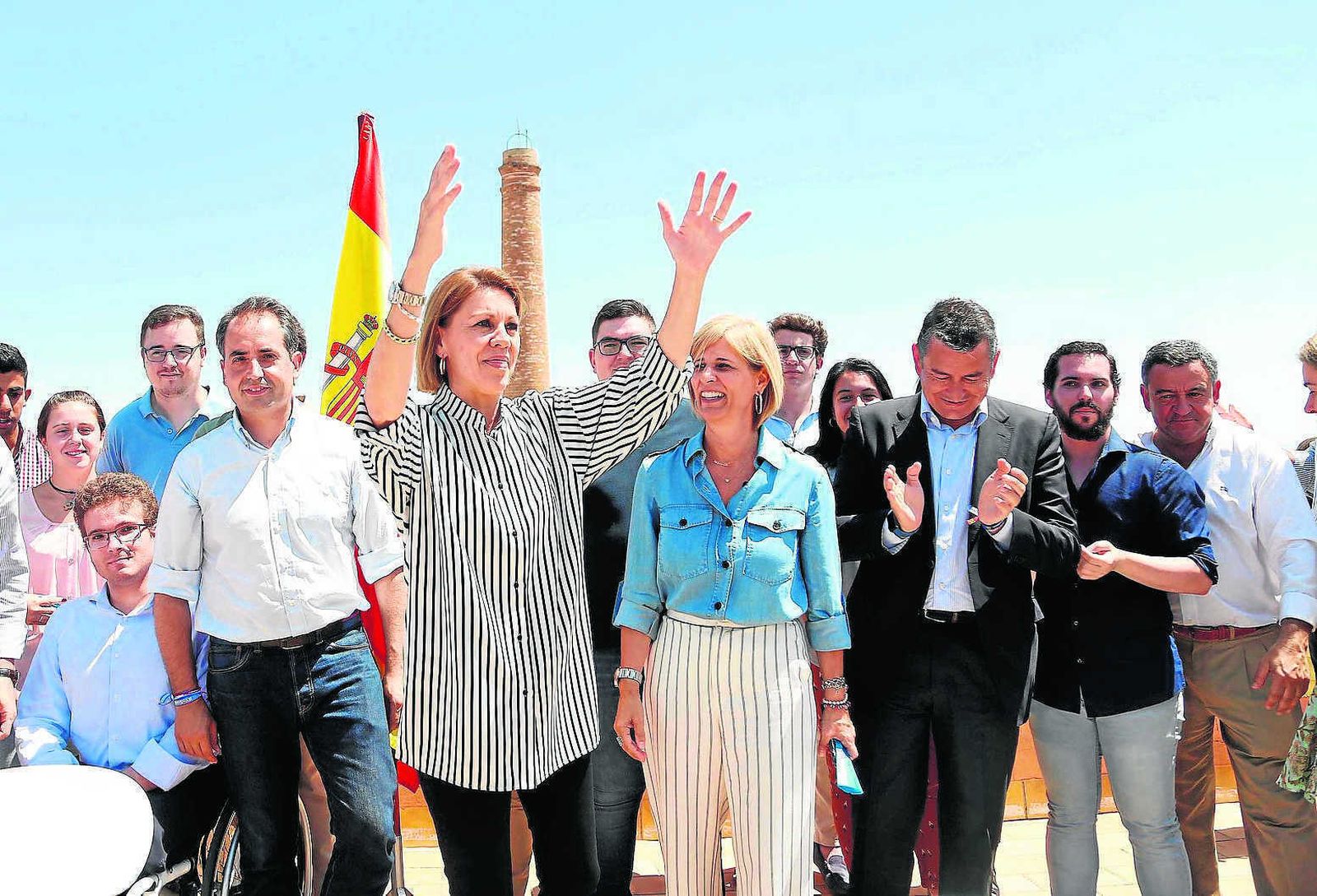 María Dolores de Cospedal, ayer junto a dirigentes locales y provinciales del partido en la sede del PP de Jerez.