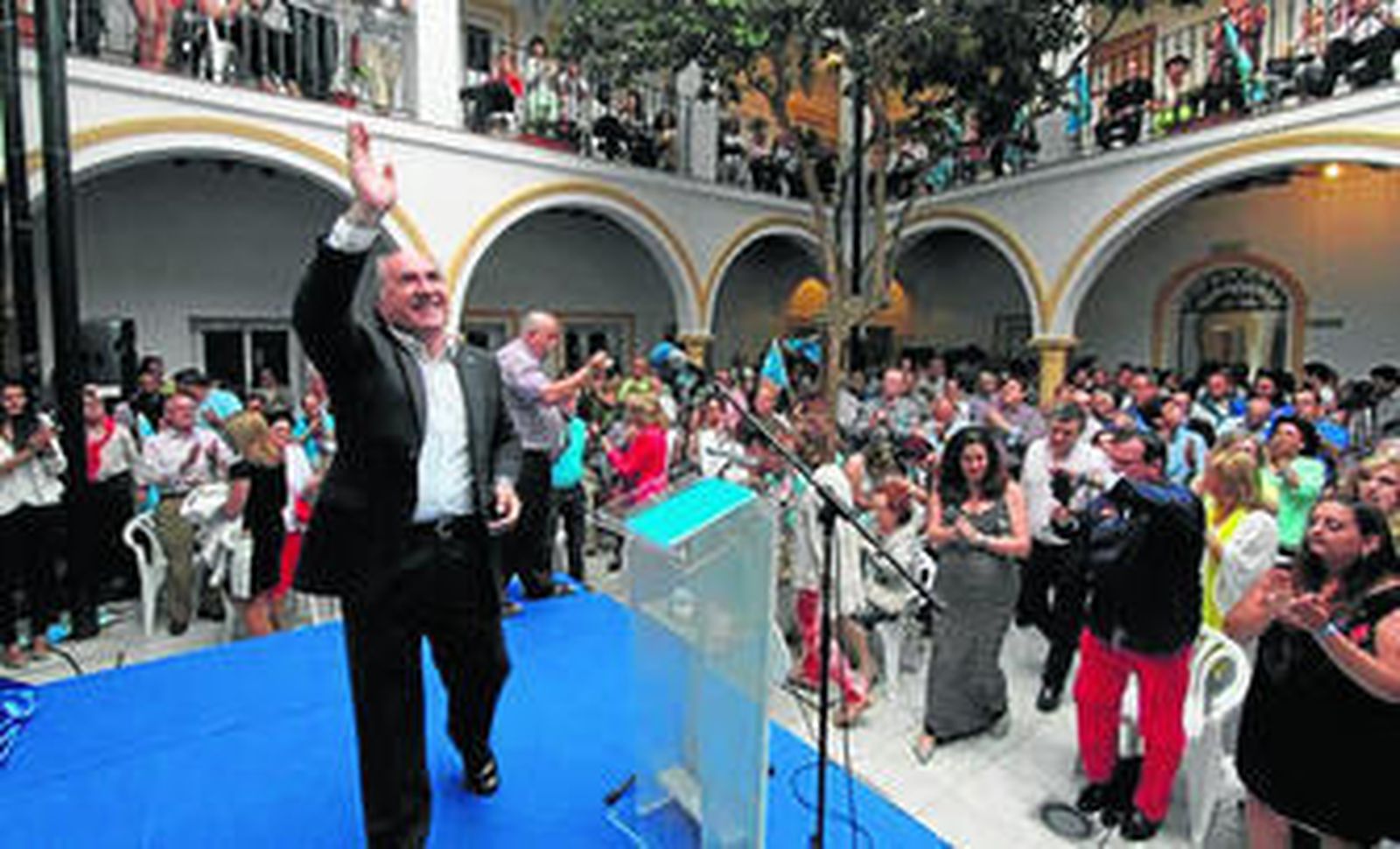 José Ignacio Landaluce saluda a los asistentes al mitin de ayer en el edificio La Escuela.