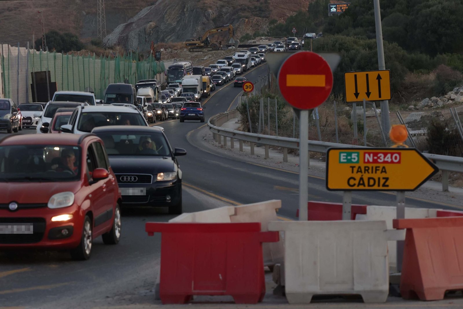 Fotos del colapso de tráfico en la N-340 por las obras del Acceso Sur de Algeciras