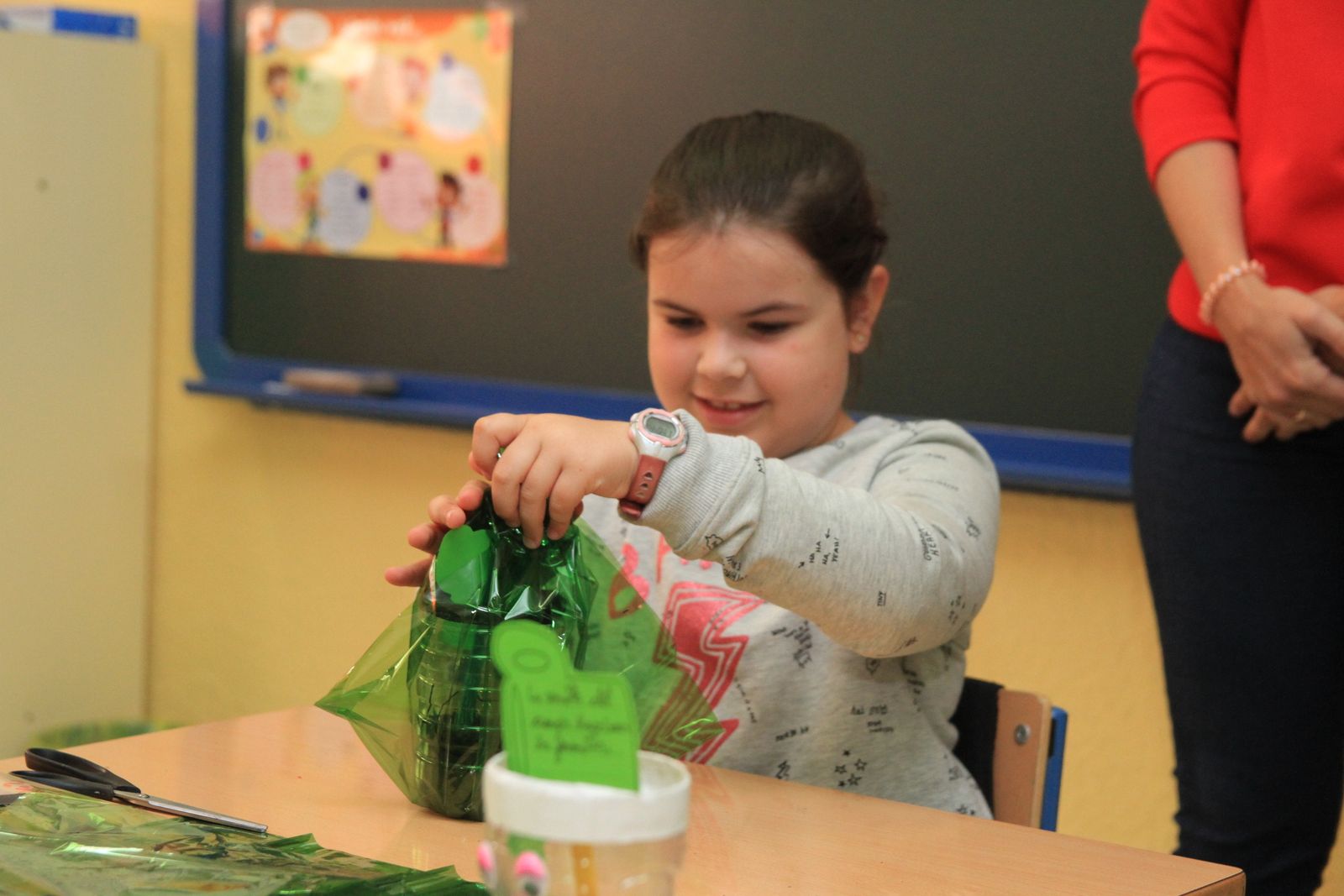 Imágenes de la plantación de árboles llevada a cabo en el colegio Los Rosales, con motivo del incendio del año pasado