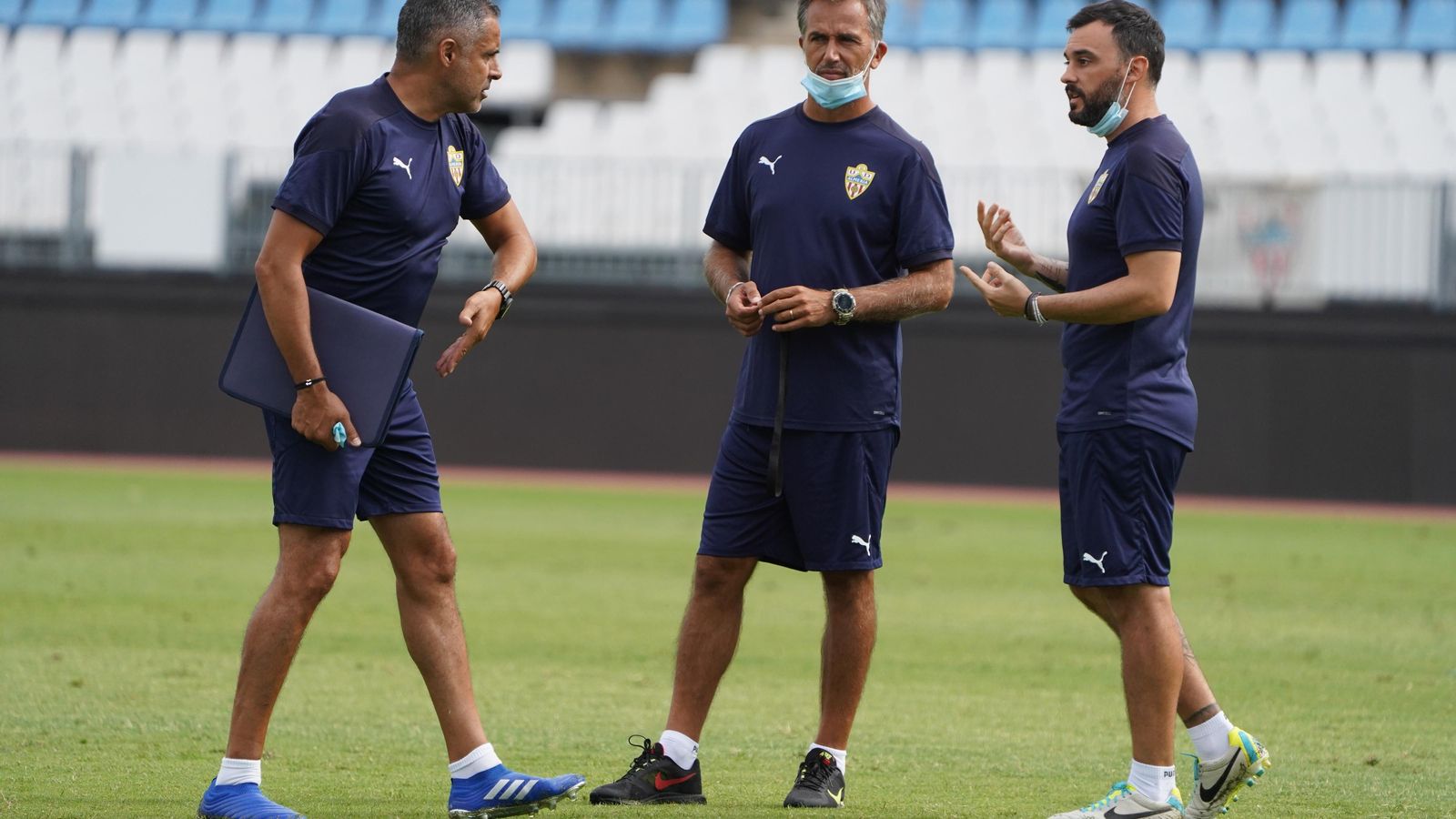 Gomes charla con parte de su staff técnico