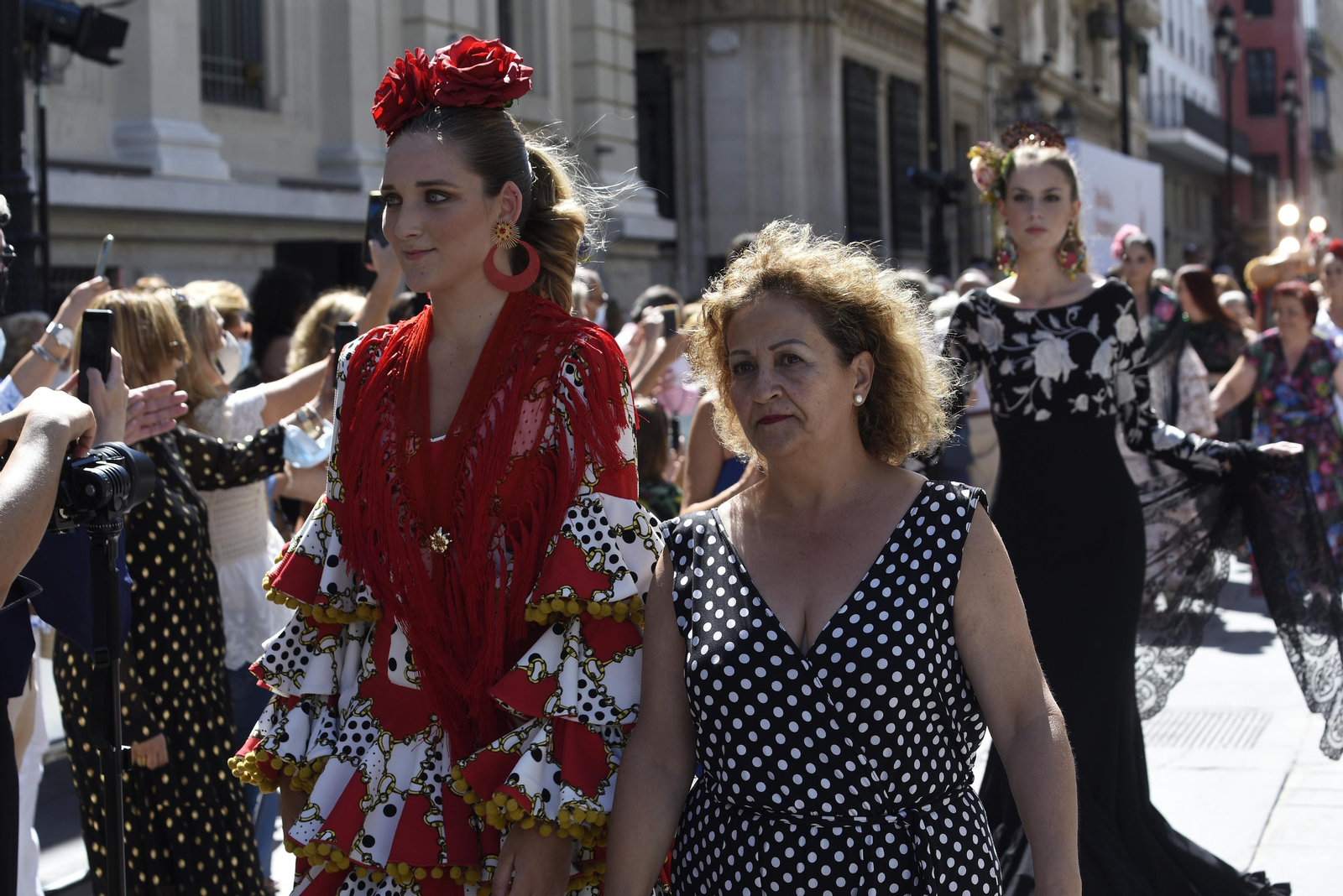 El desfile de moda flamenca de la Avenida de la Constitución, en imágenes