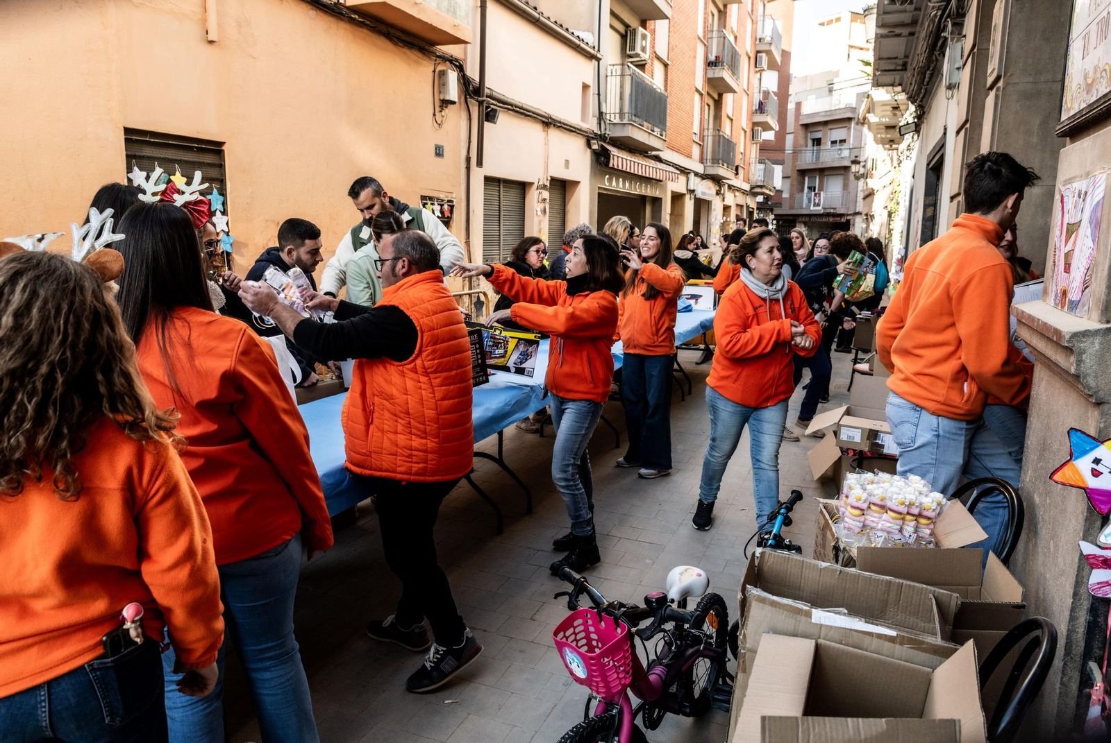 Reparto de regalos y ropa de la actriz María Castro.