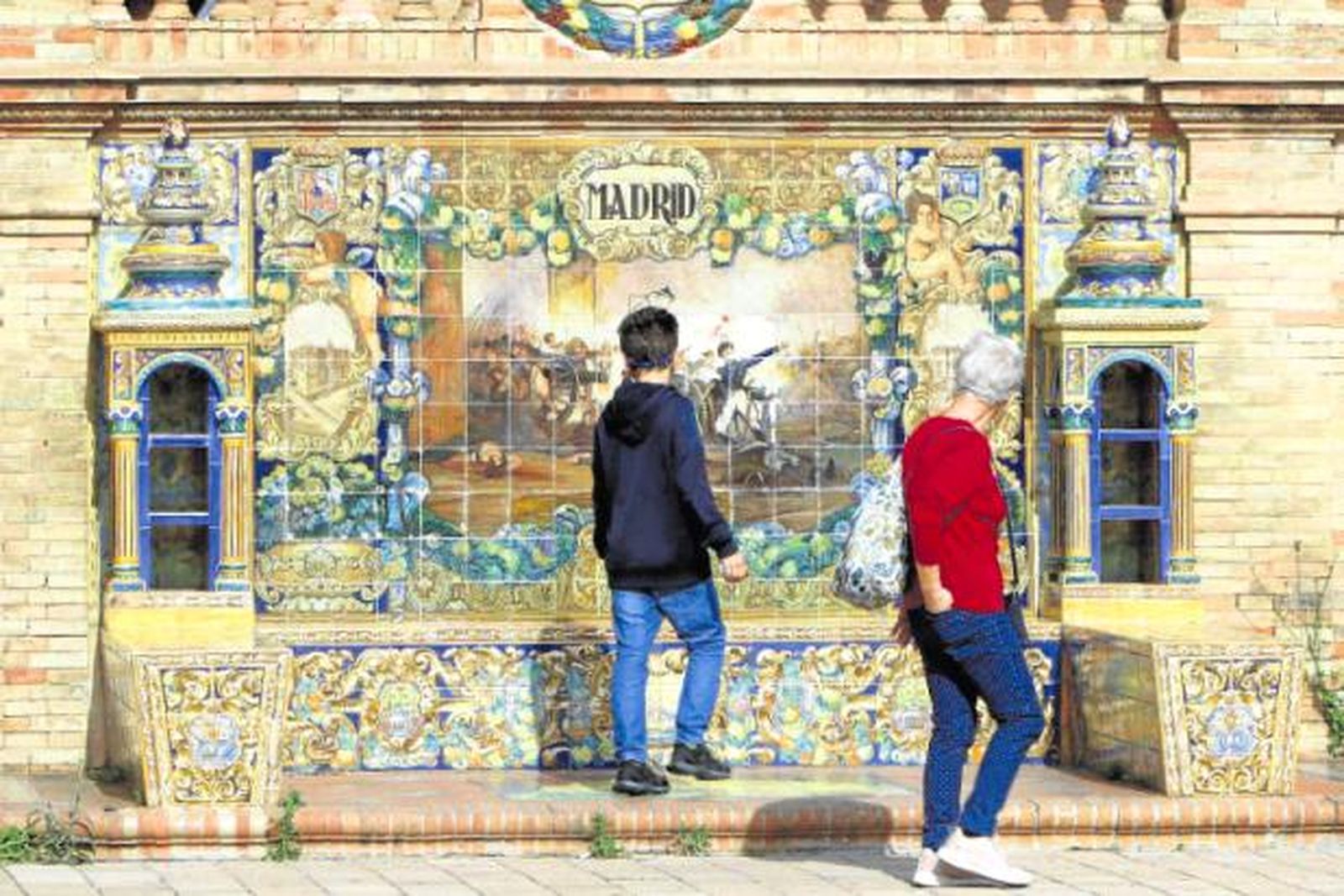 Banco cerámico dedicado a la Comunidad de Madrid en la Plaza de España.