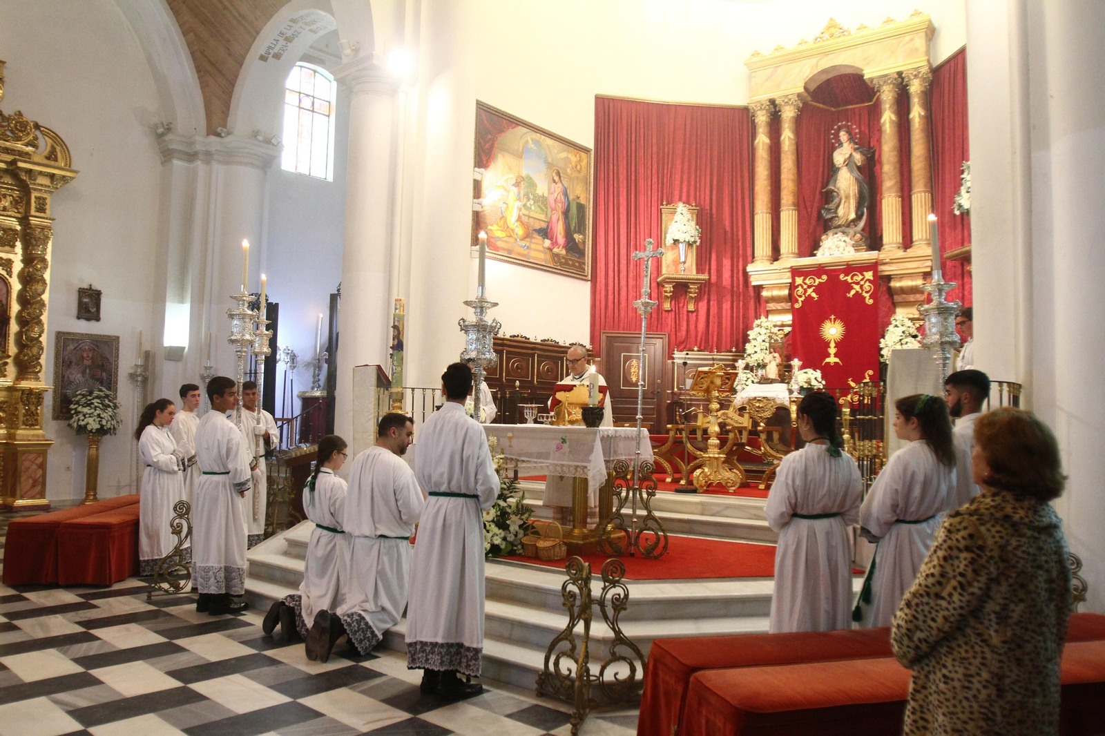 Procesión Solemne  de la Hermandad de La Vera Cruz, con el Santísimo Sacramento.