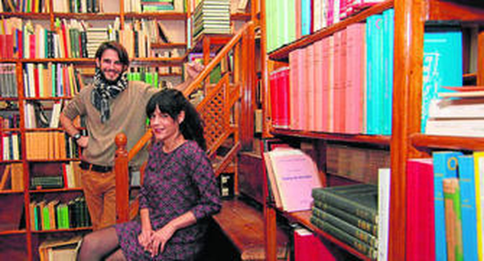 Guillermo Loaysa y Alejandra Ligera, ayer, en el interior de la librería Al-Andalus.