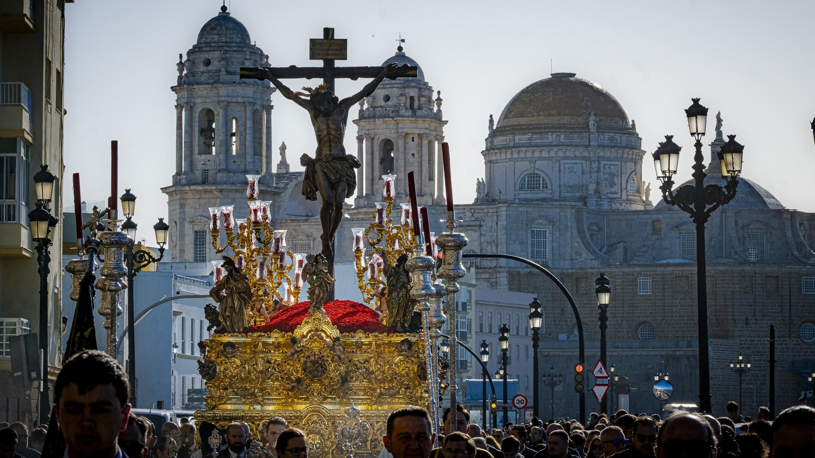 Las imágenes del traslado de La Palma a su templo después de refugiarse en Catedral por la lluvia