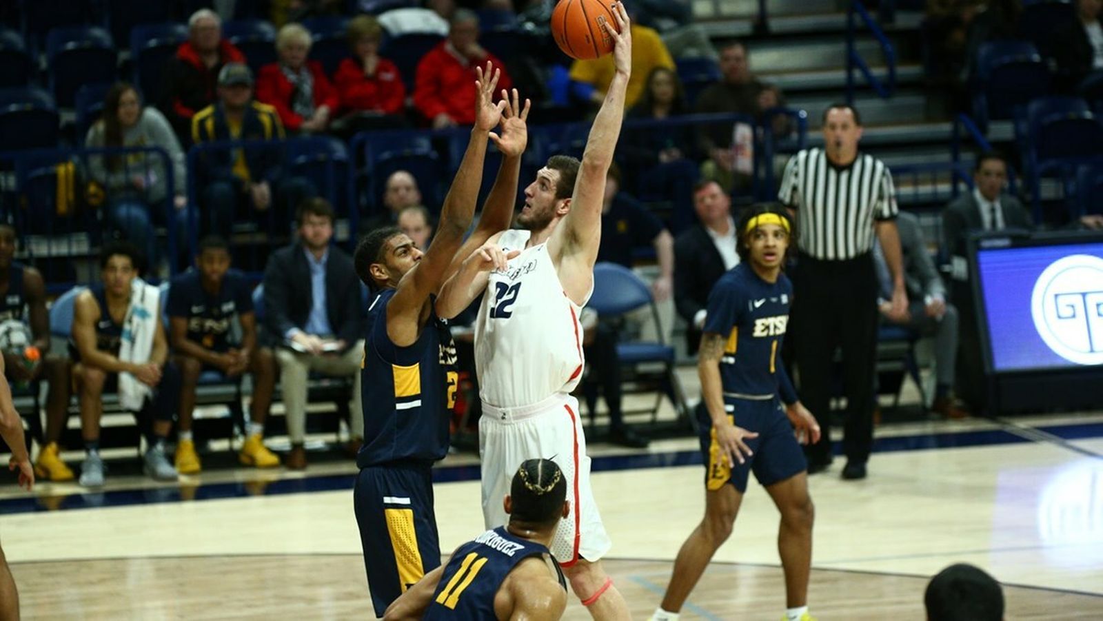 Rubén Guerrero lanza a canasta.
