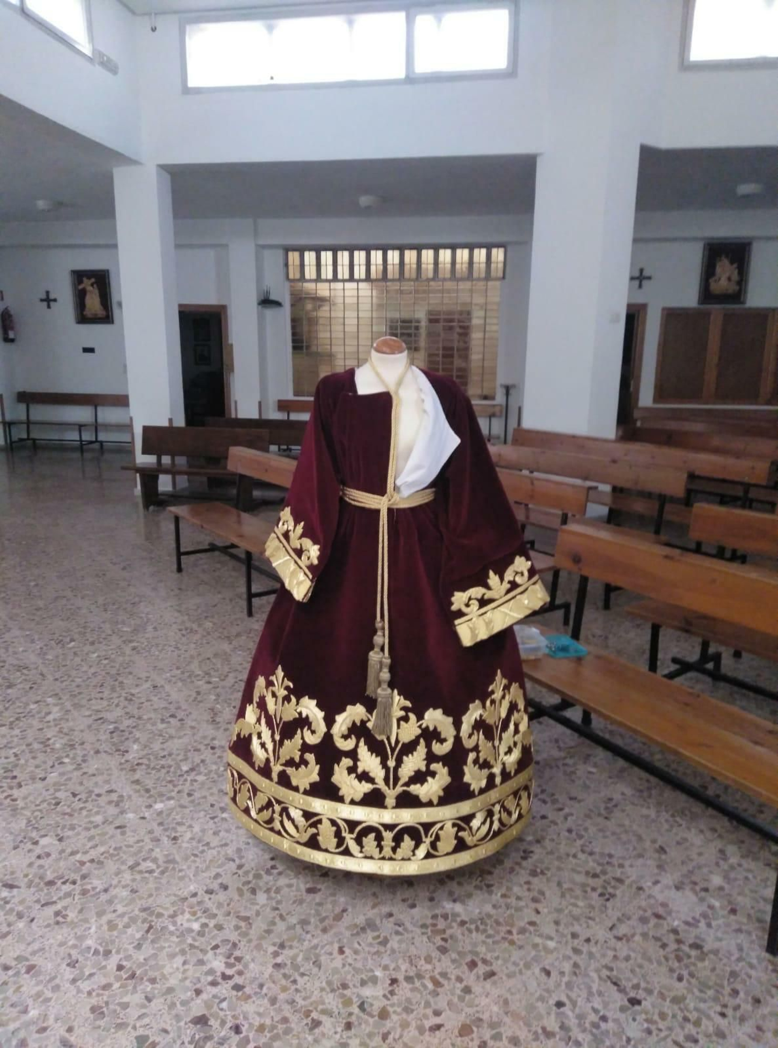 Nueva túnica para el Señor de la Misericordia.