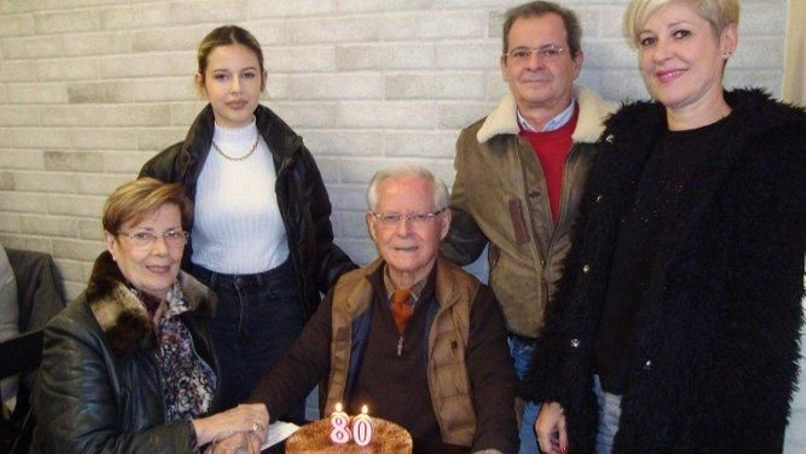 El homenajeado Pedro Aguilera, durante la celebración de sus 80 cumpleaños con su mujer Loli González, sus hijos Cristi y Pedro y su nieta Sara Pedraza.