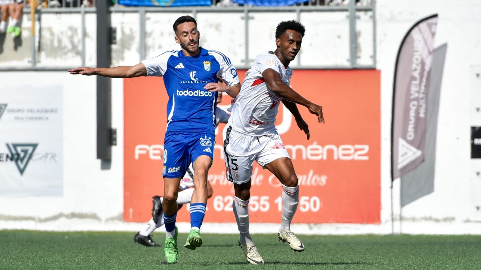 Iago, junto a Fromsa en una acción del partido.