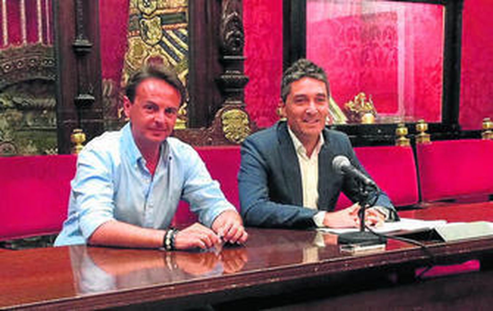 Juan Antonio Fuentes y Manuel Olivares en la presentación de la moción,